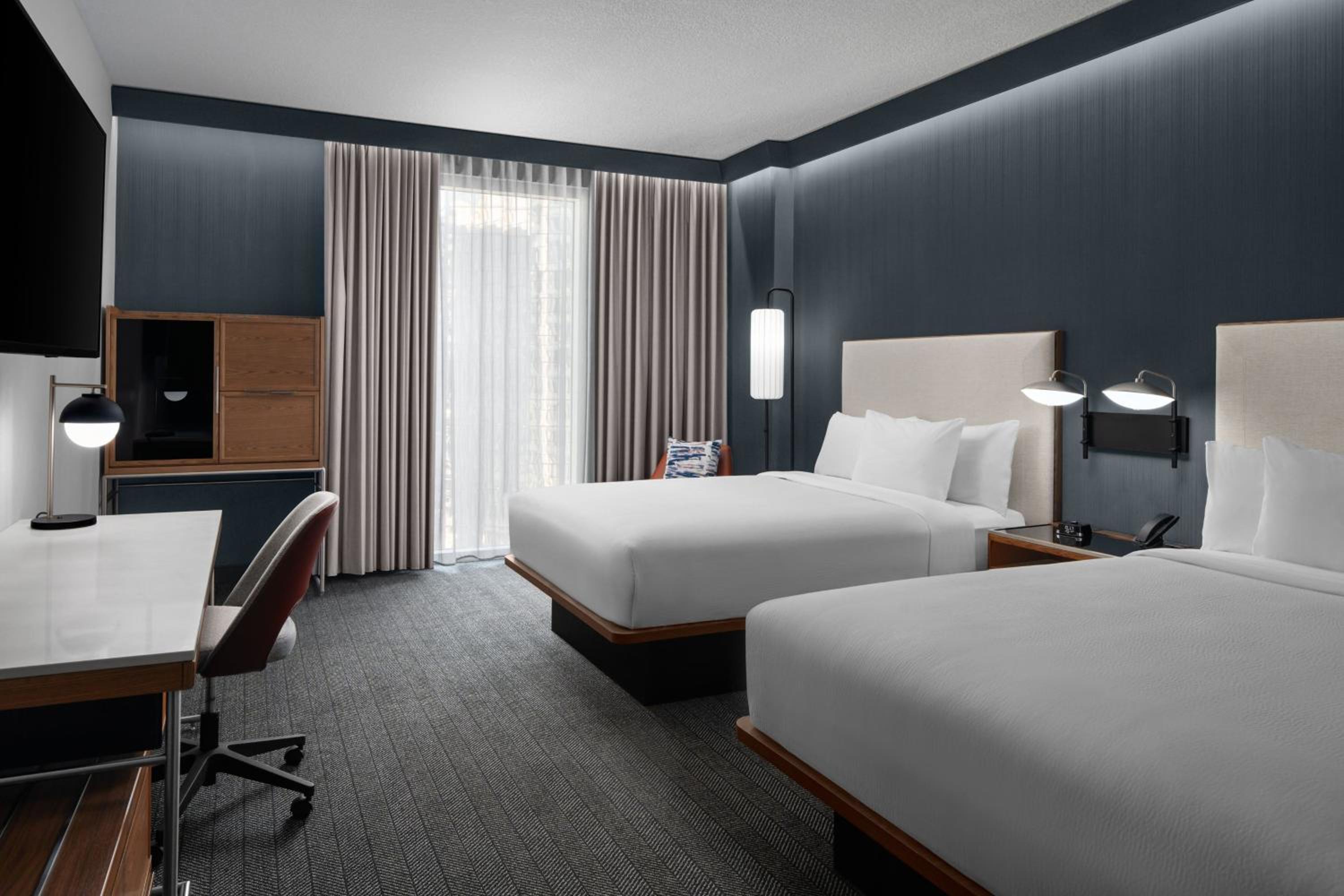 Queen Room with Two Queen Beds - Photo 5