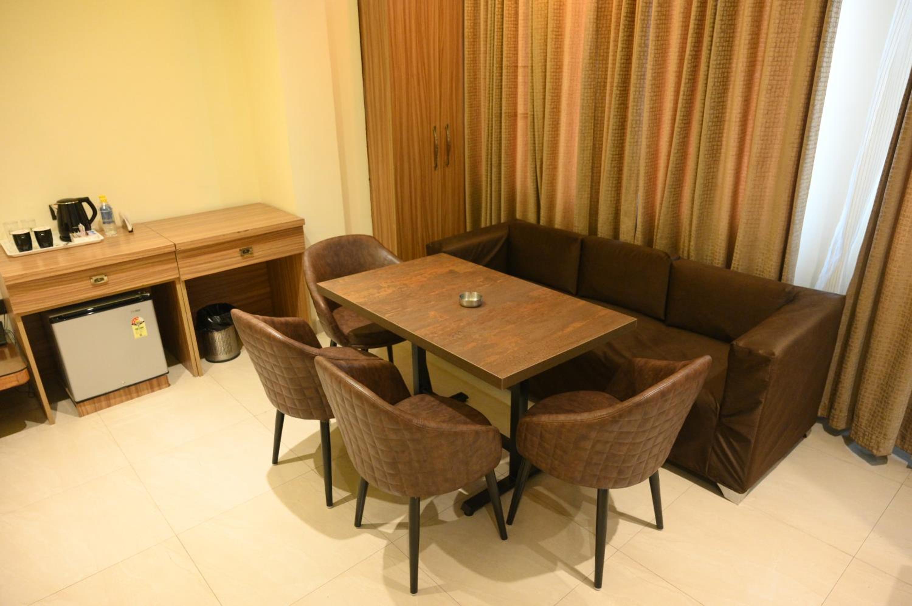 Superior Family Room photo 3