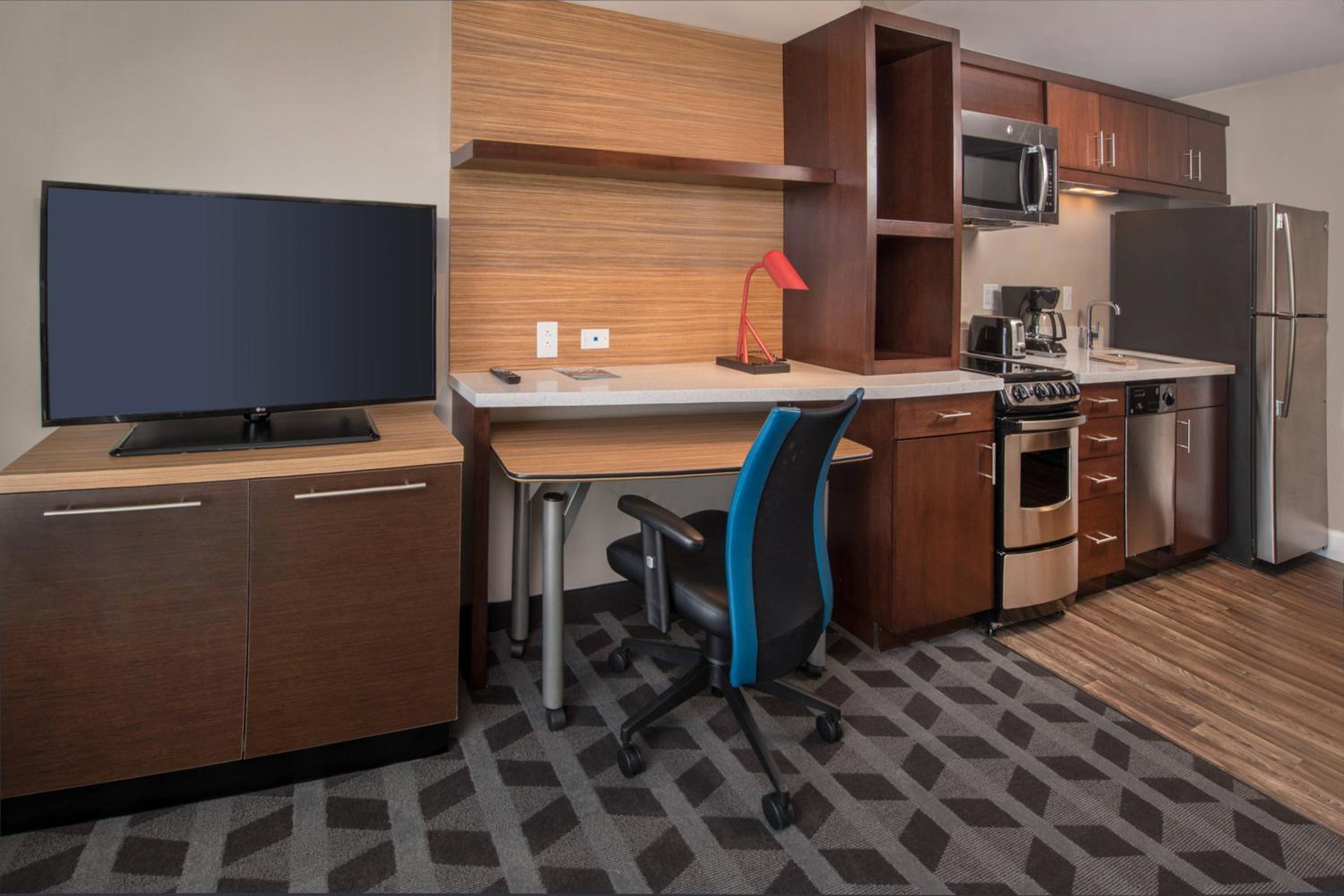 One-Bedroom Queen Suite - Photo 2