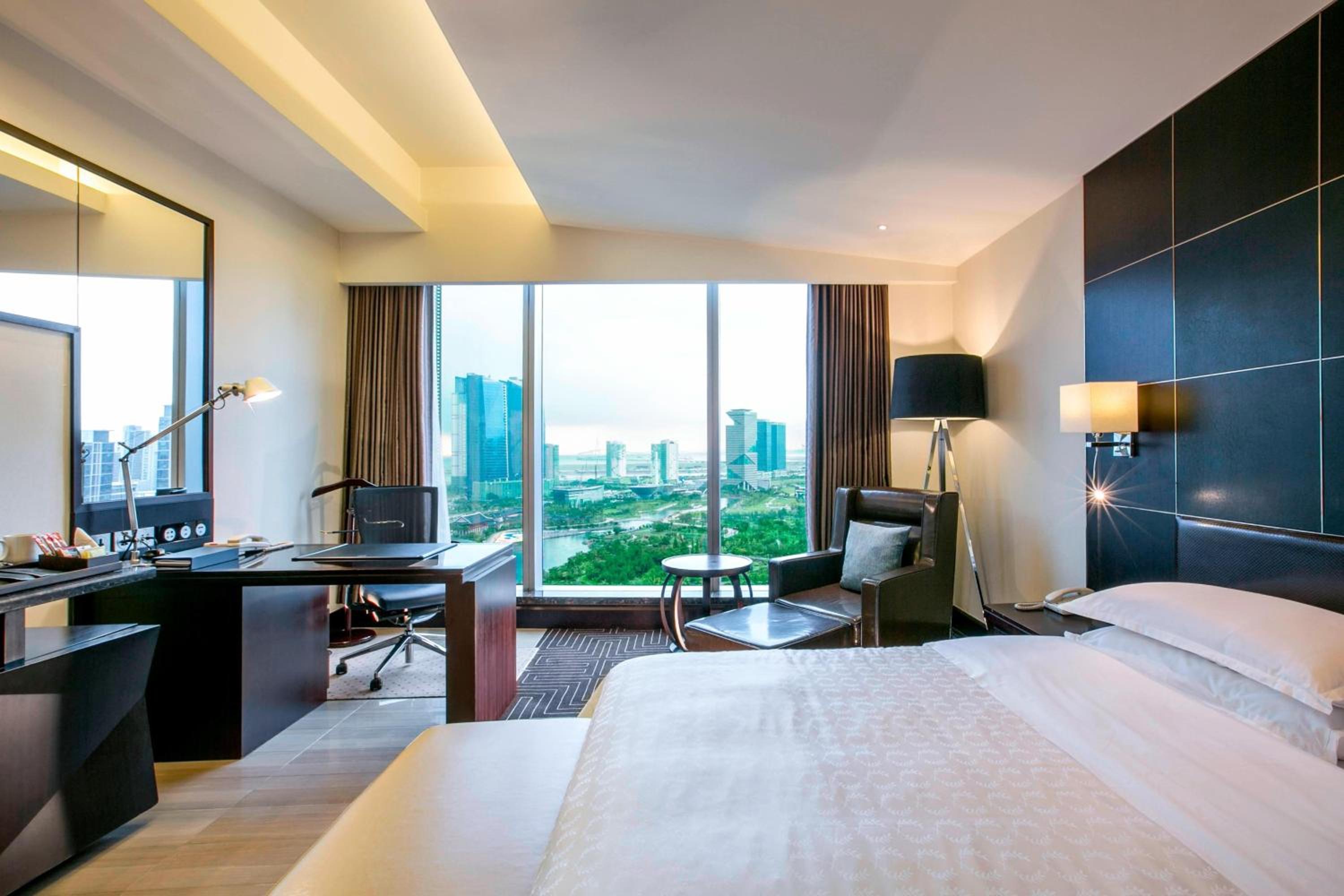 Guest room, 1 King, Central Park view - Photo 1