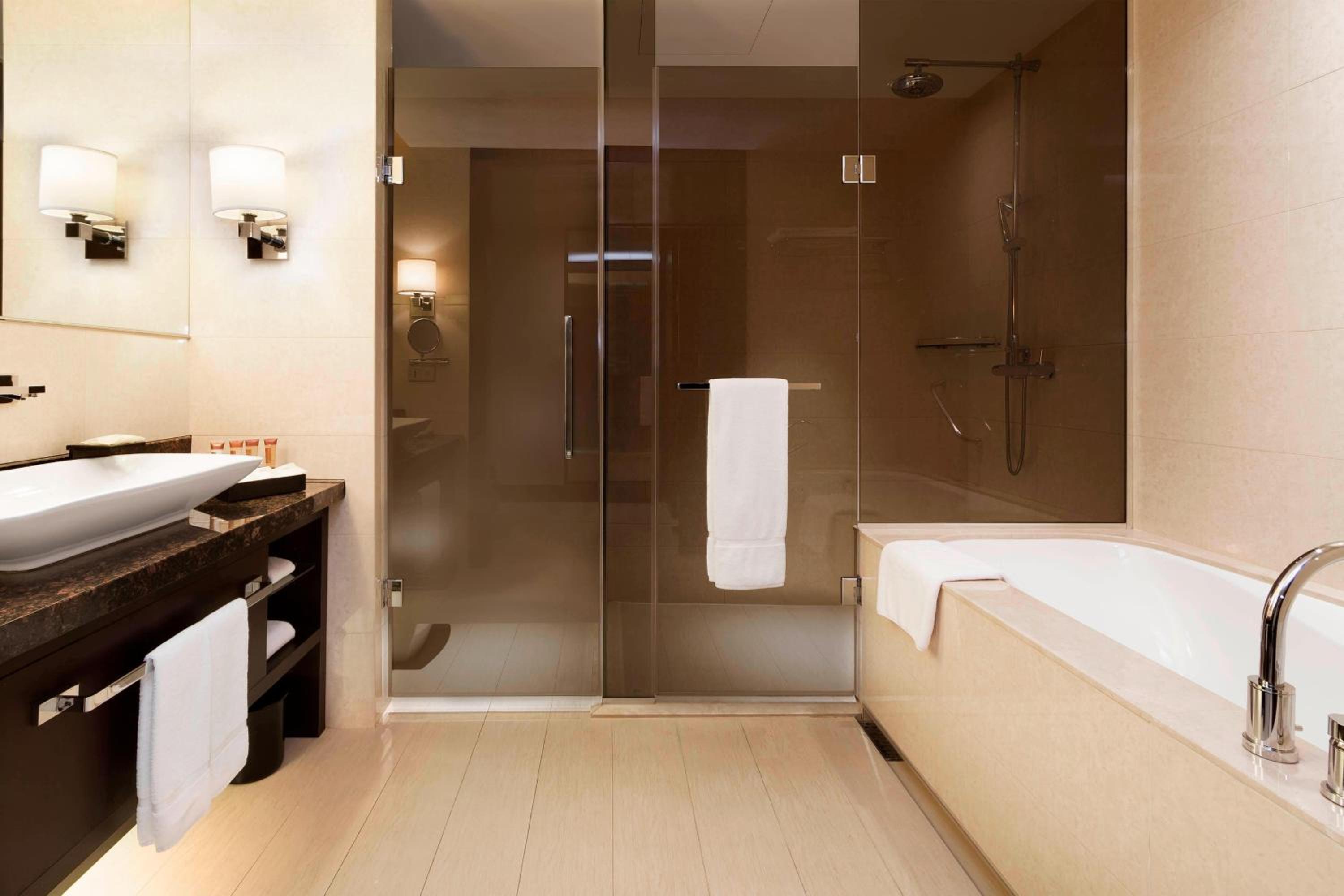 Guest room, 2 Double, Central Park view - Photo 3