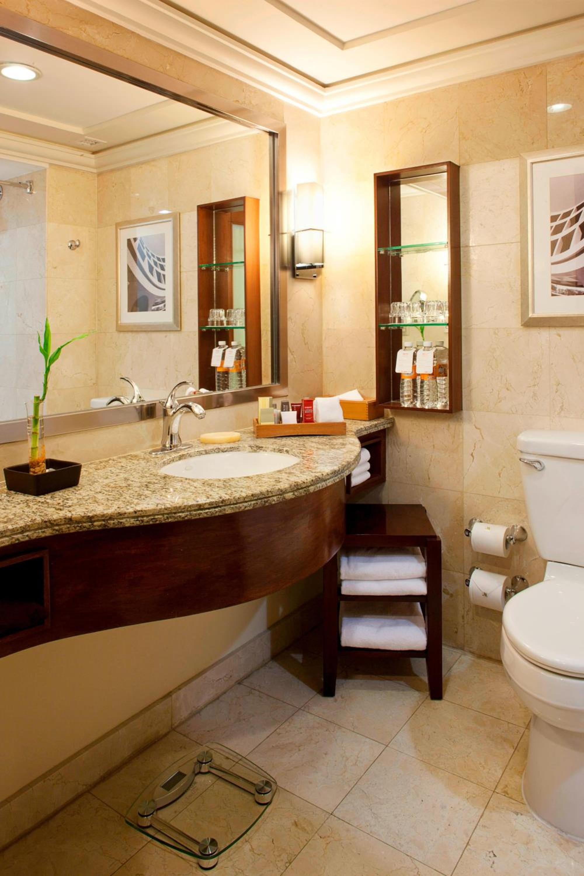 Deluxe King Room - Photo 2