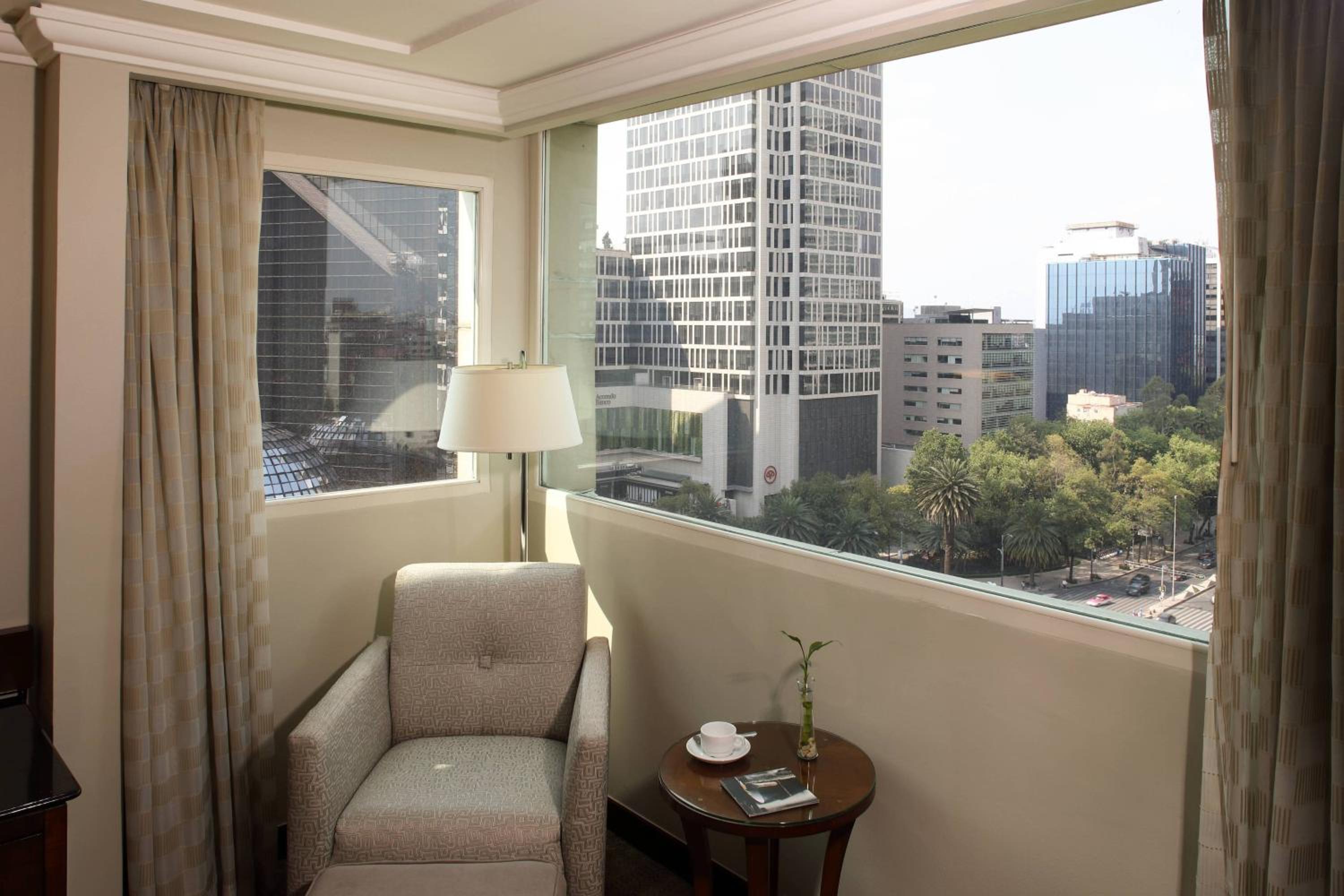 Executive lounge access, 1 King, Corner room - Photo 5
