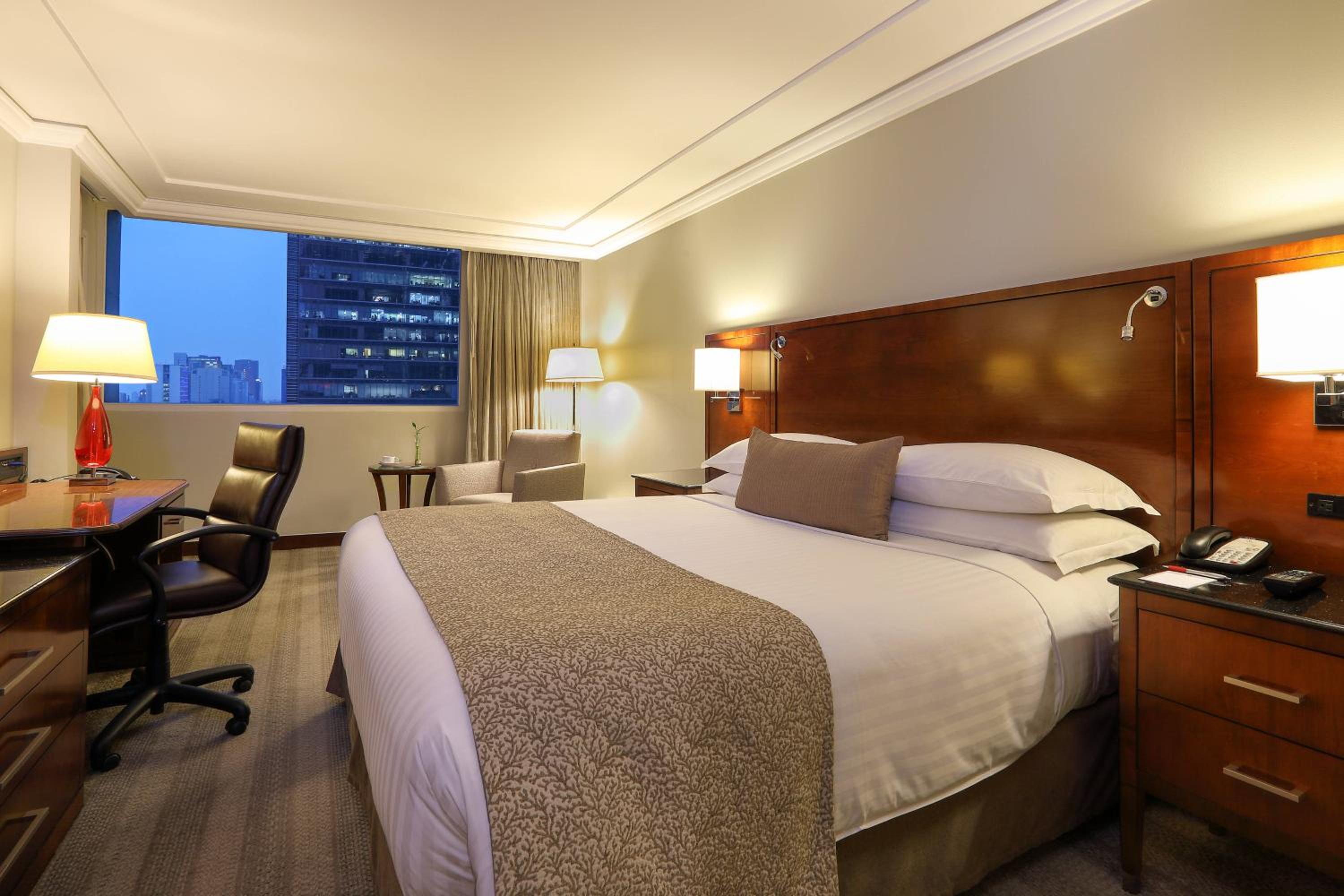 Executive lounge access, 1 King, Corner room - Photo 1