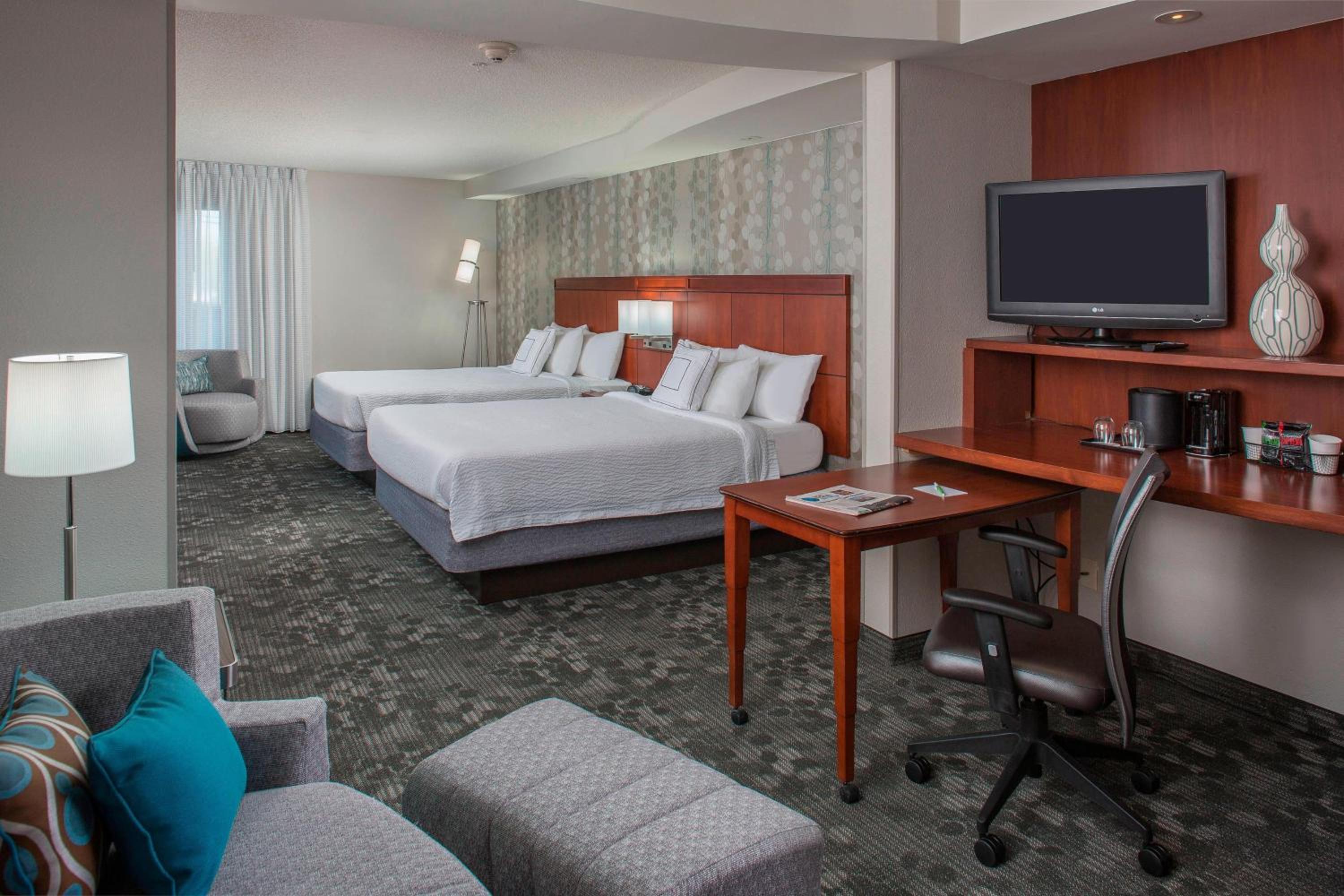1 Bedroom Larger Suite, 2 Queen, Sofa bed - Photo 1