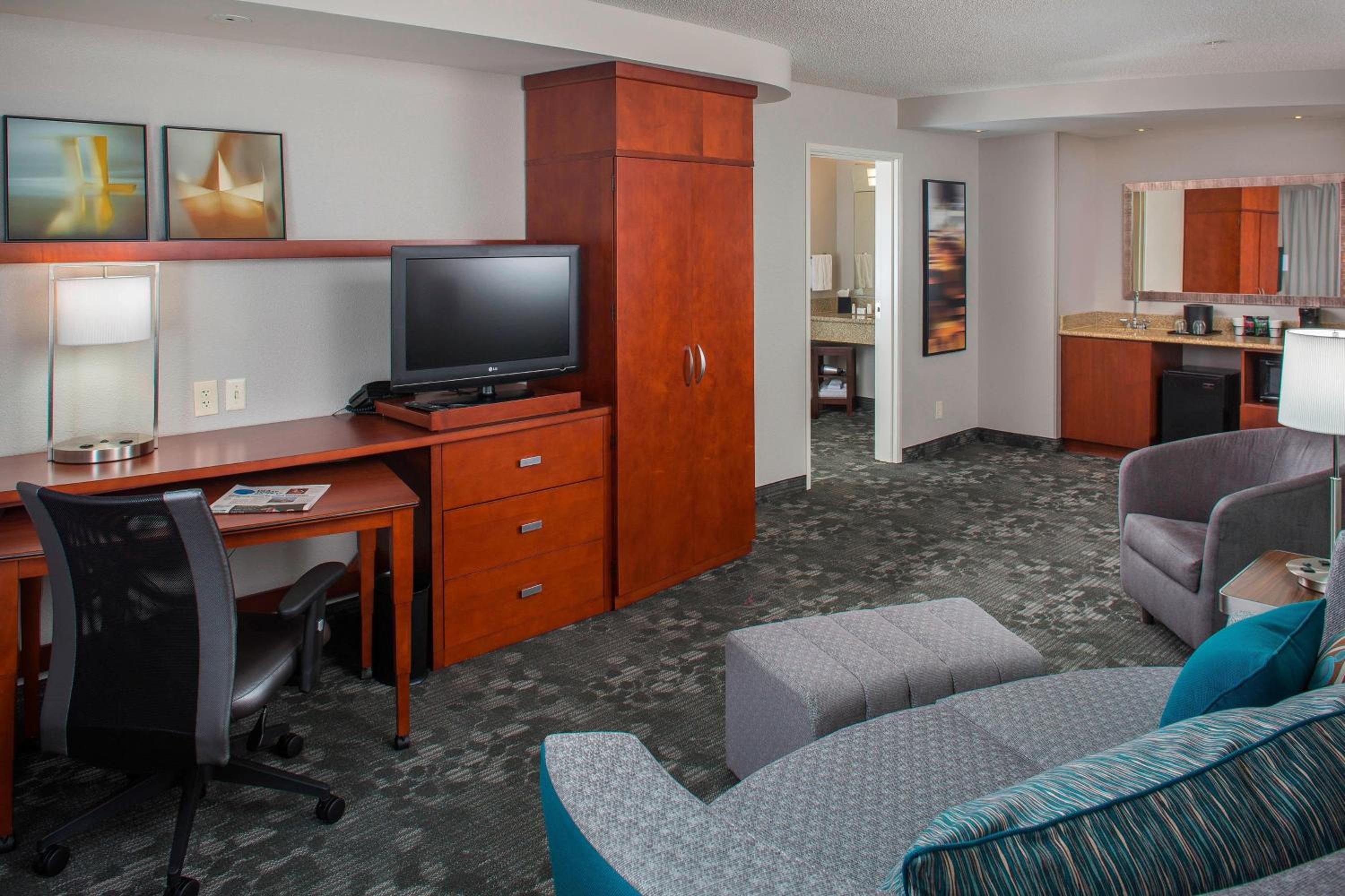 1 Bedroom Larger Suite, 1 King, Sofa bed - Photo 4