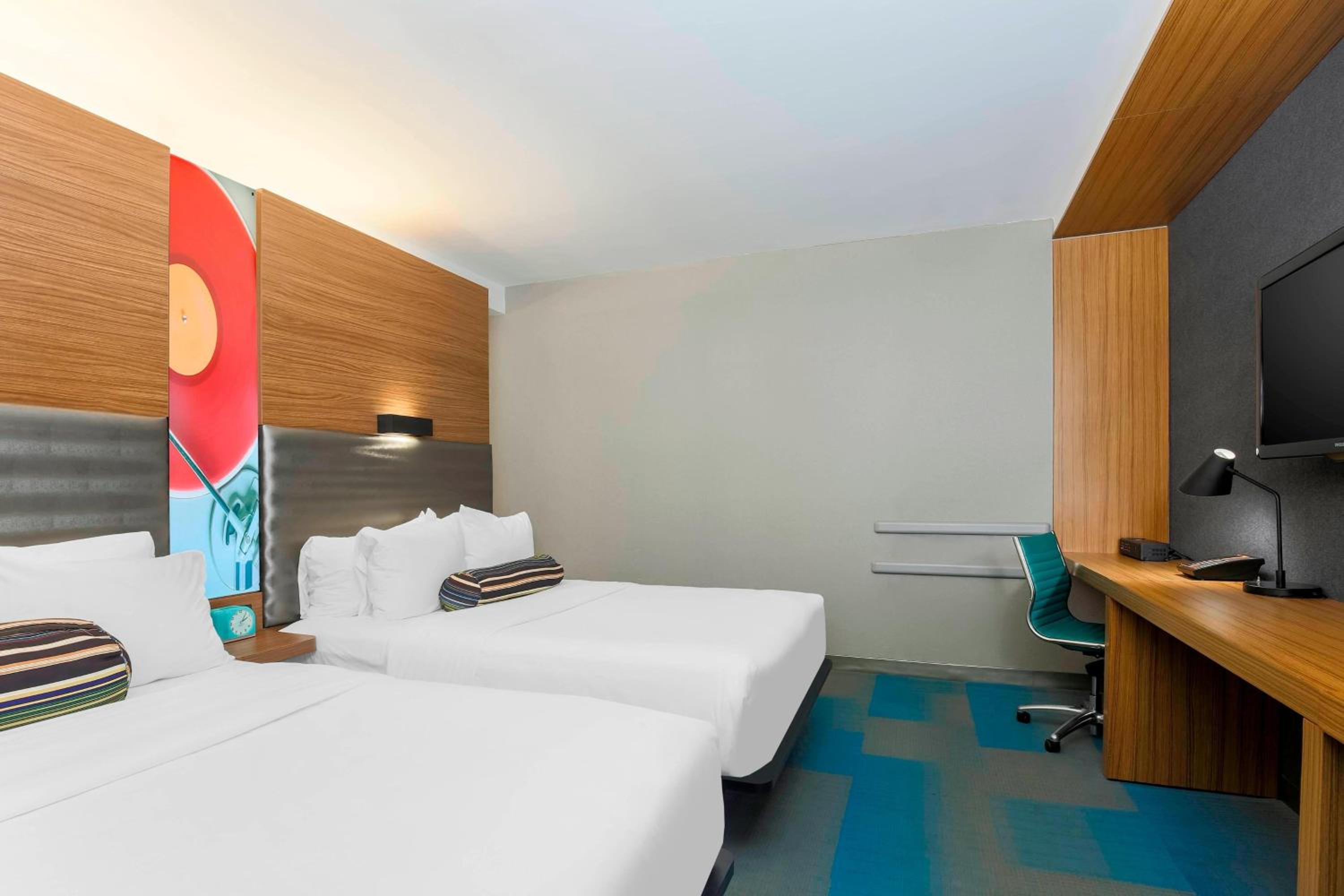 Aloft, Guest room, 2 Queen