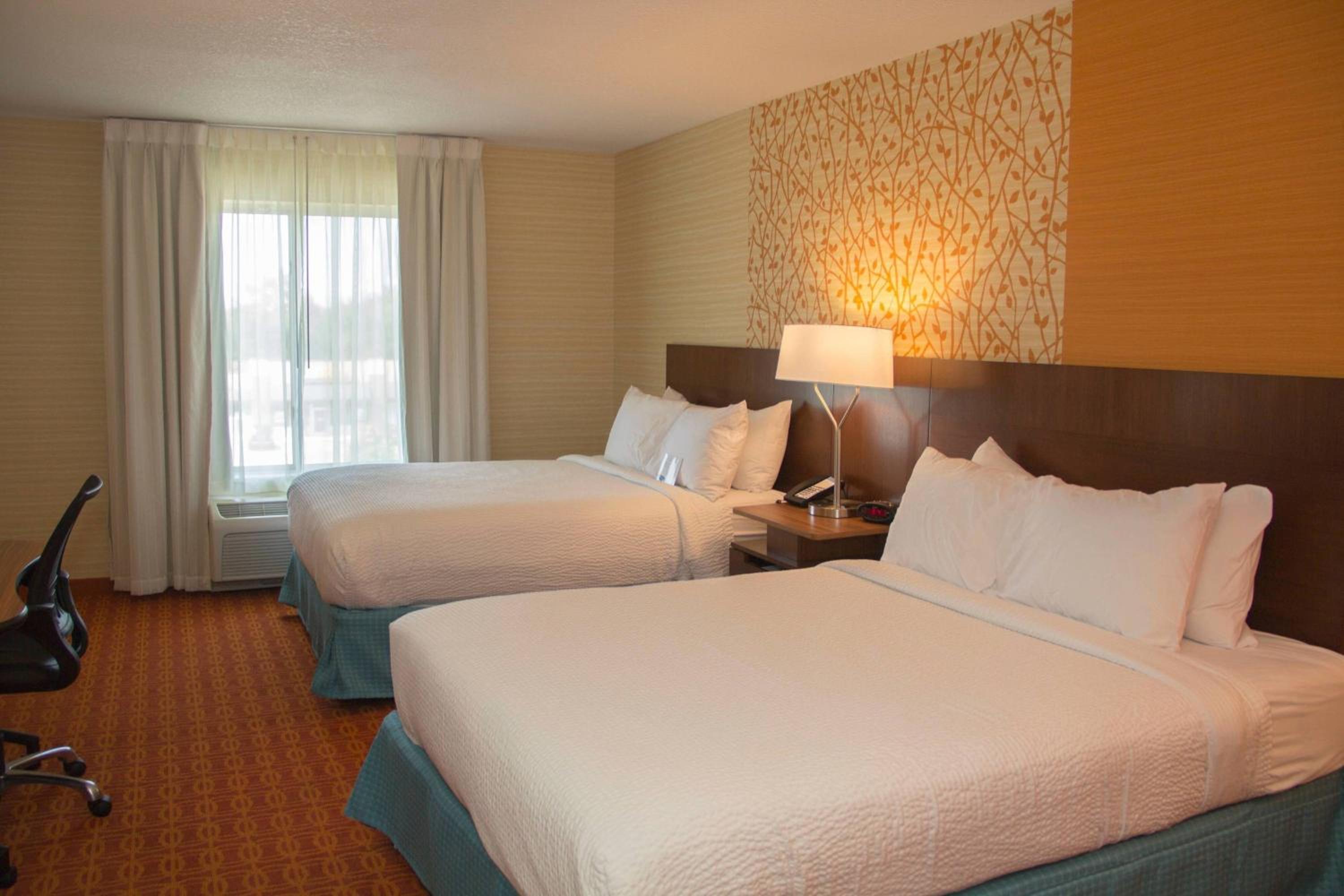 Family Room with Three Queen Beds - Non Smoking - Photo 2