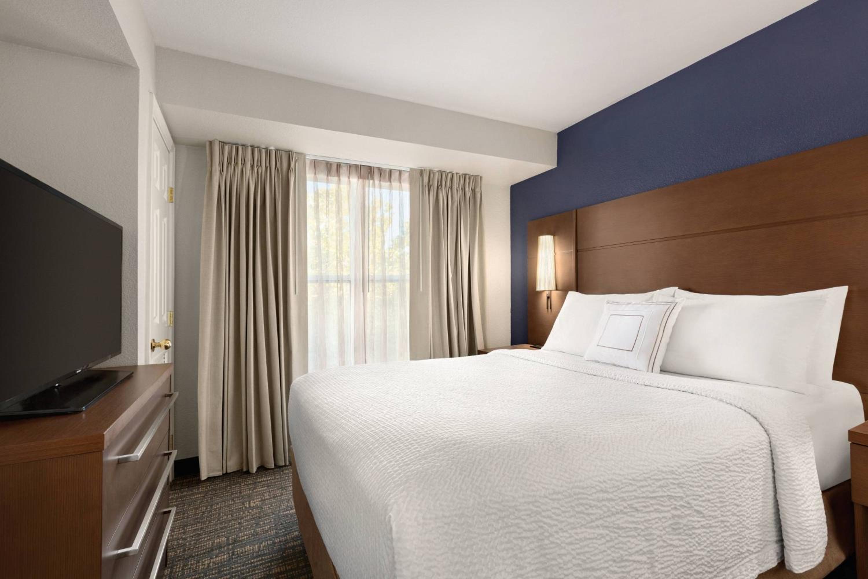 One-Bedroom Queen Suite - Photo 2