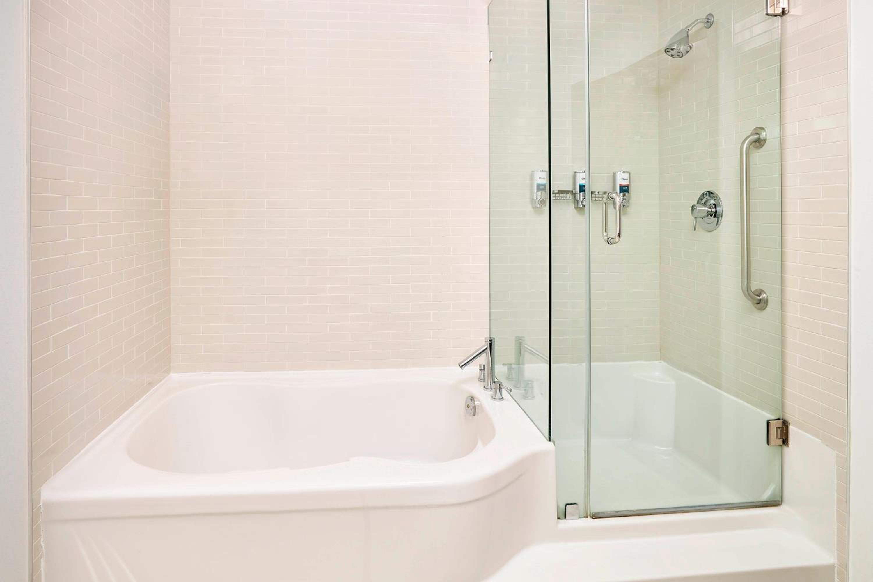 1 Bedroom Executive Suite, 1 King, Sofa bed, Whirlpool - Photo 4