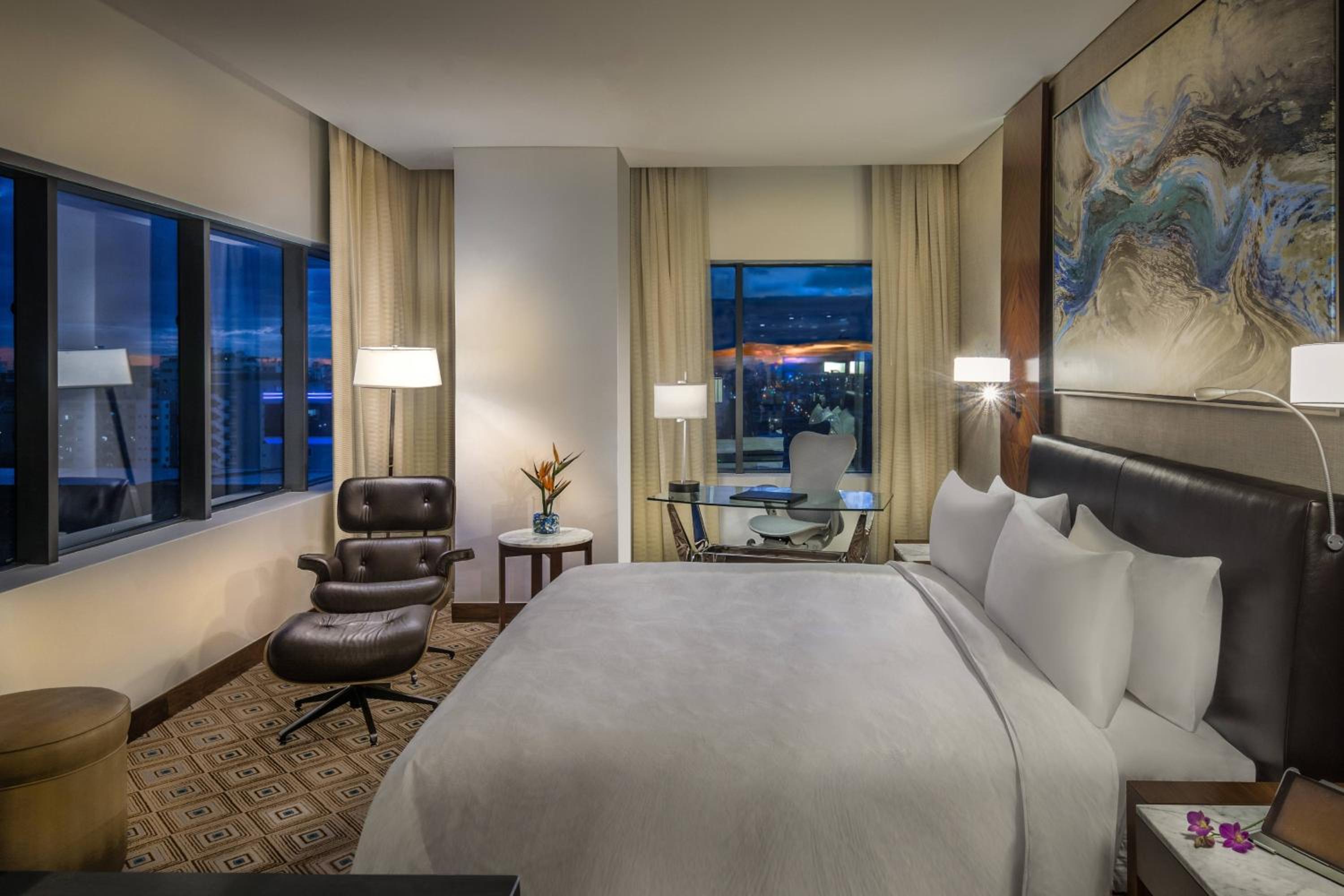 Deluxe Room,  1 King Bed photo 2