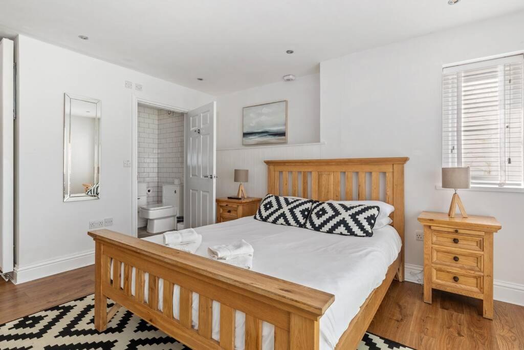 Five-Bedroom House photo 2