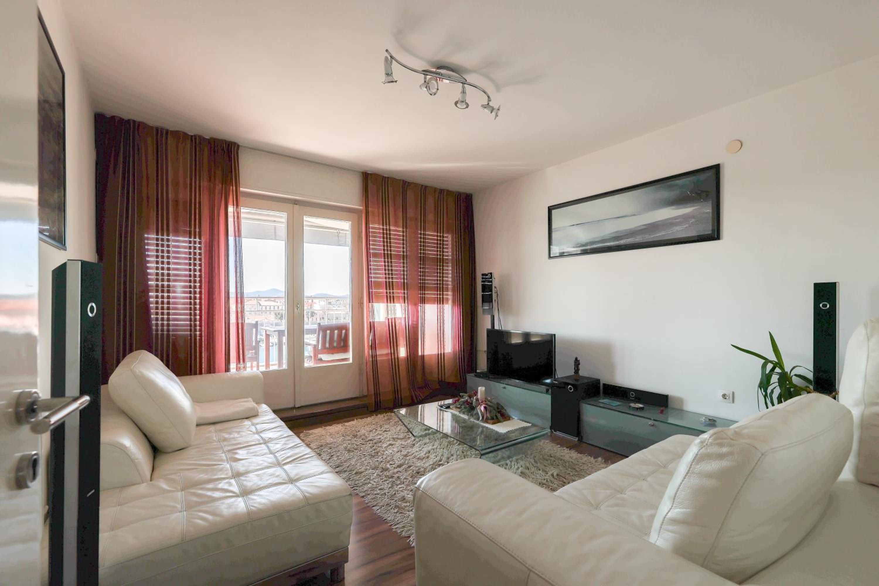 Apartment with Sea View - Photo 8
