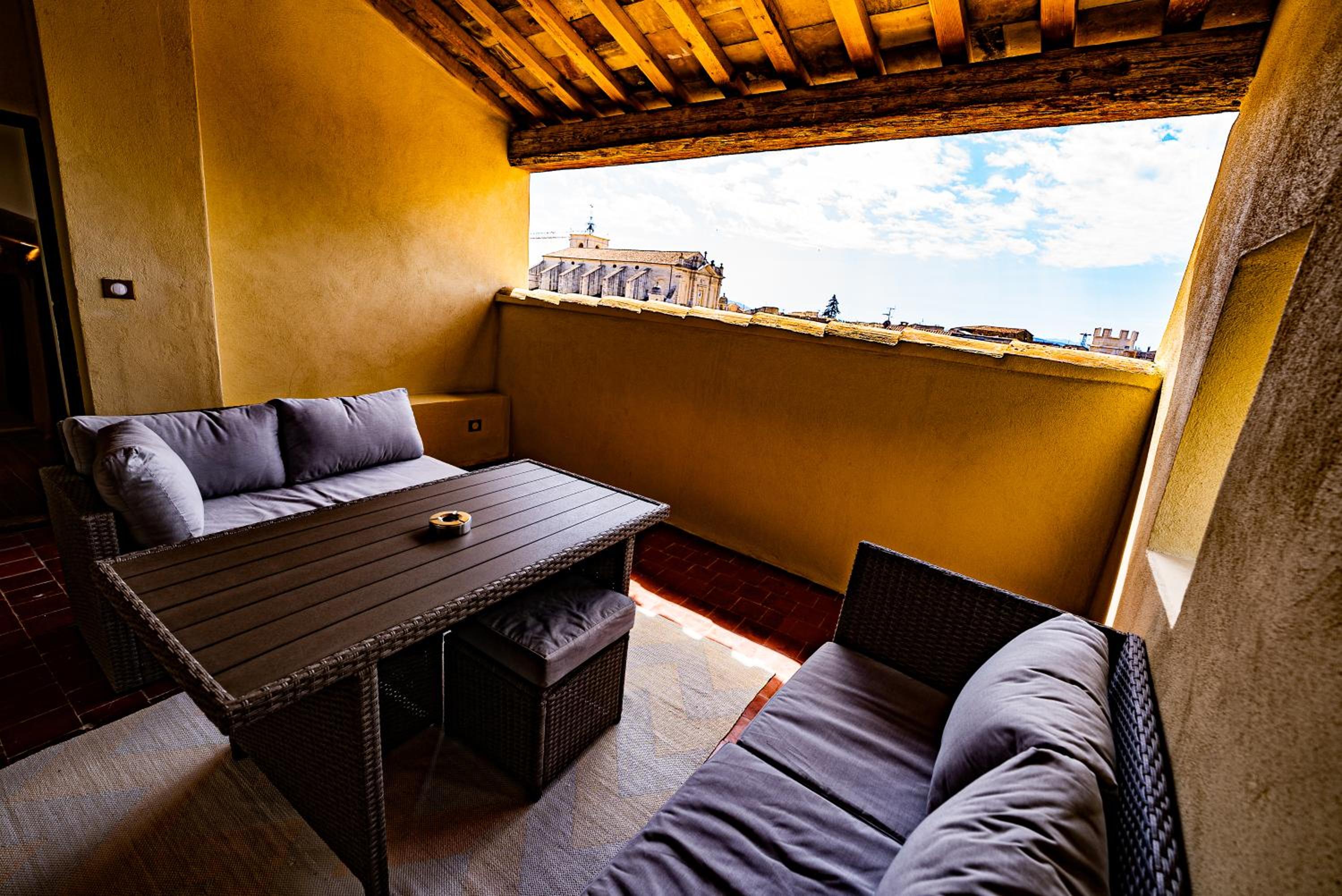 Apartment with Terrace - Photo 4