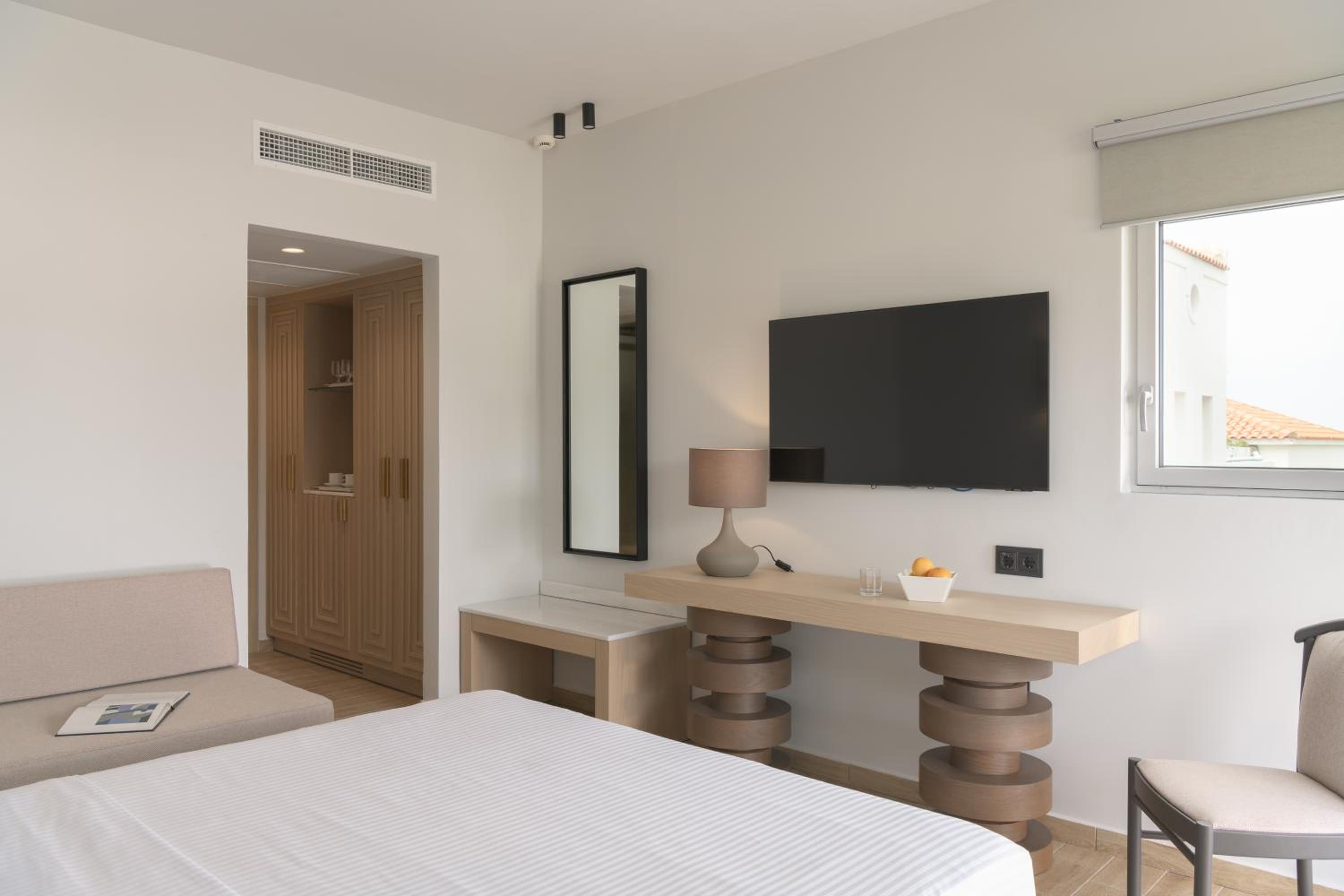 Double or Twin Room with Side Sea View - Photo 3