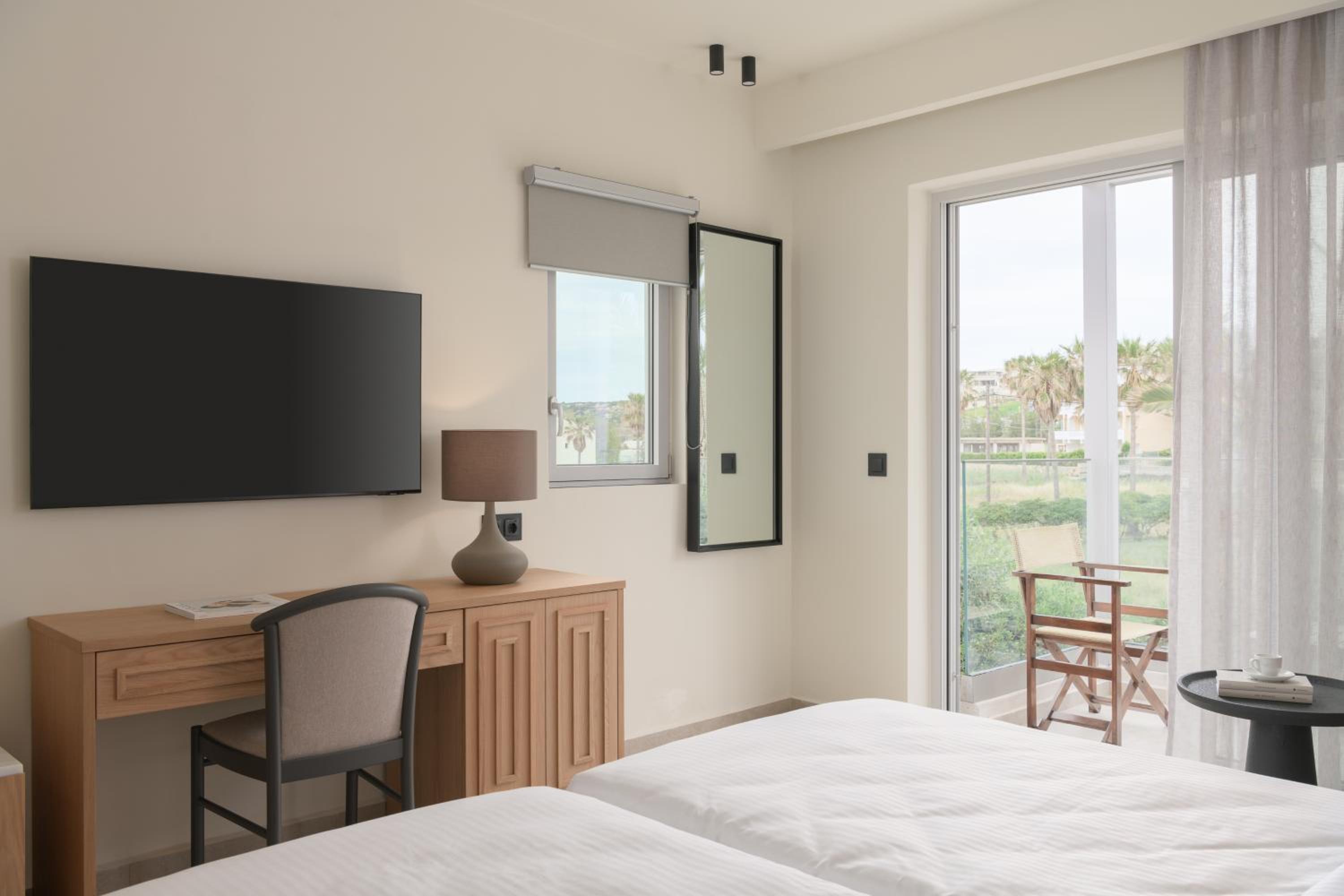 Double or Twin Room with Side Sea View - Photo 5