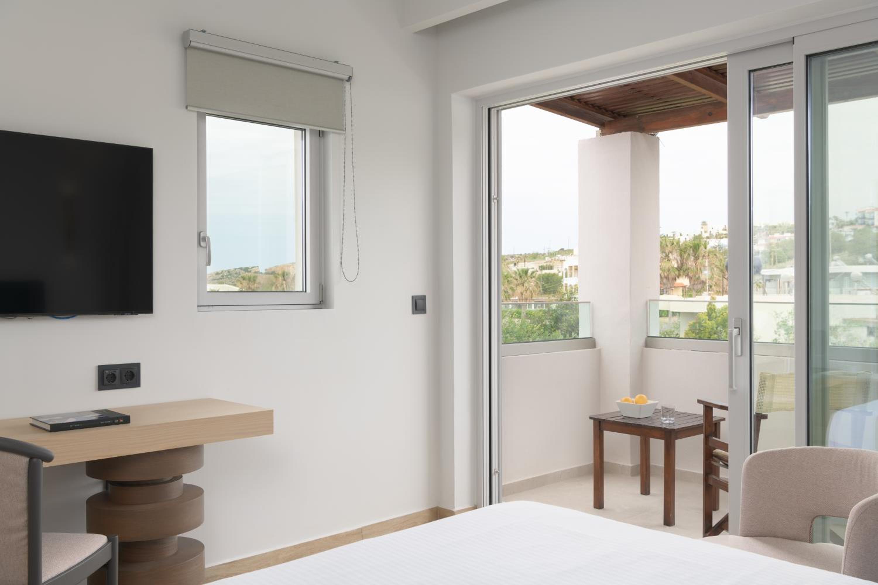 Double or Twin Room with Side Sea View - Photo 6