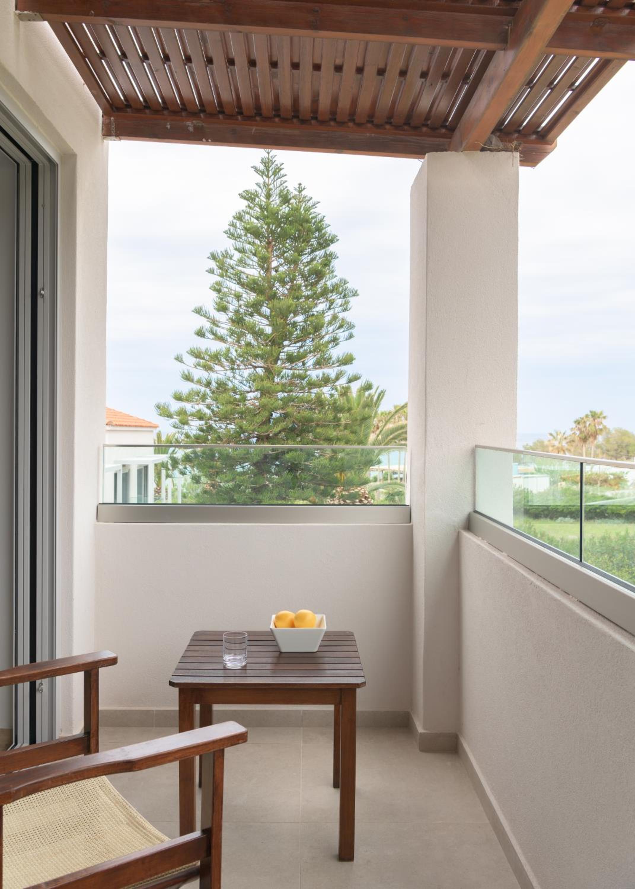 Double or Twin Room with Side Sea View - Photo 2