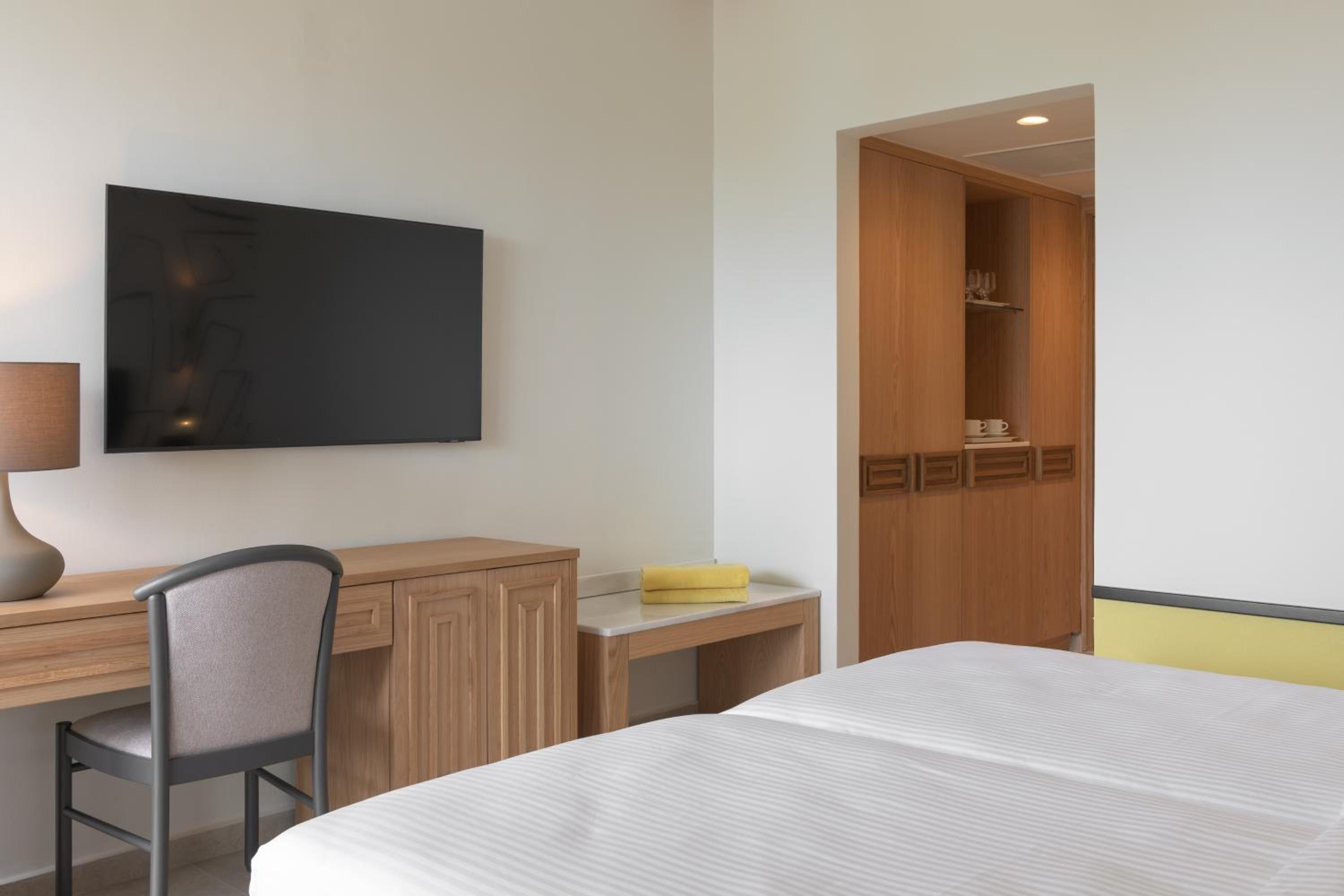 Double or Twin Room with Sea View - Photo 12