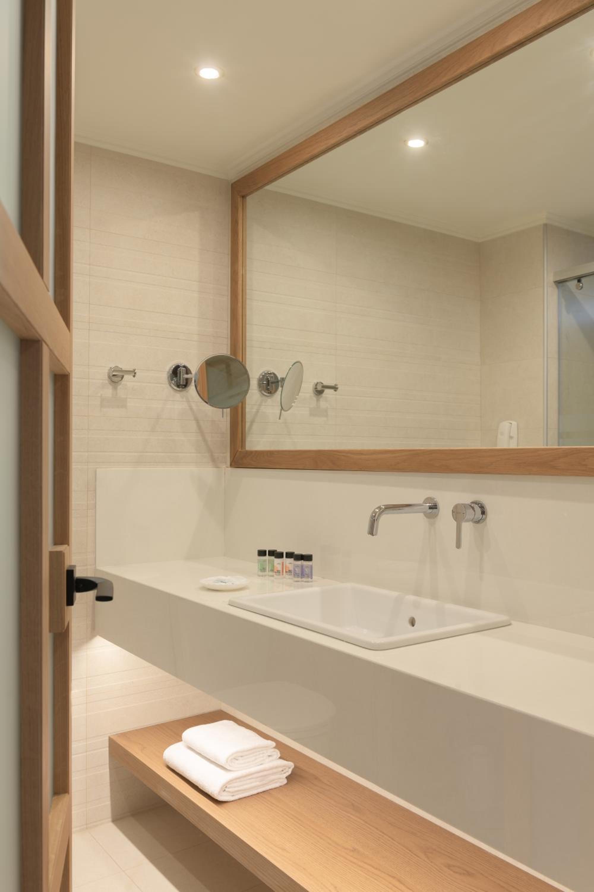 Double or Twin Room with Sea View - Photo 5