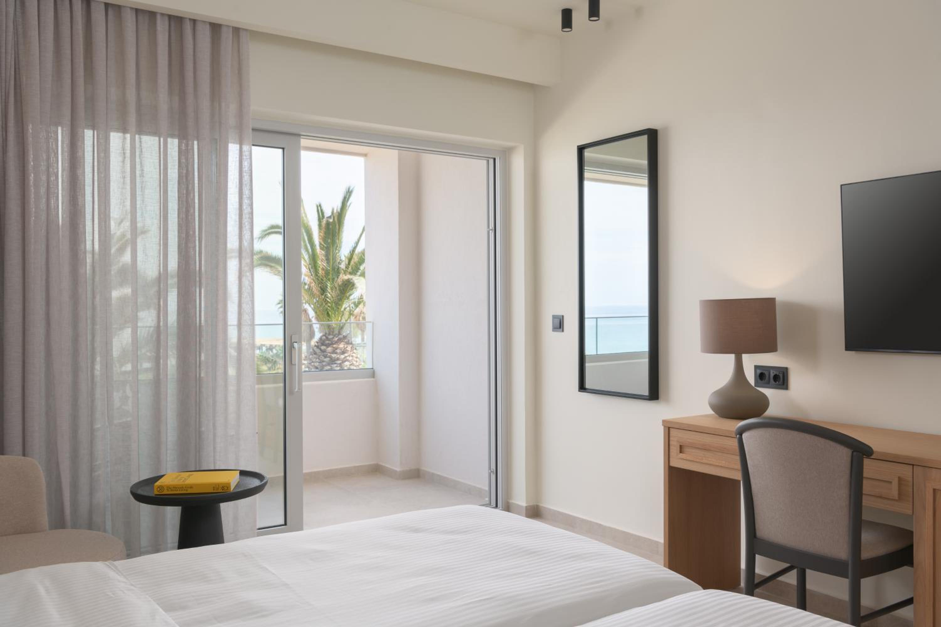 Double or Twin Room with Sea View - Photo 7