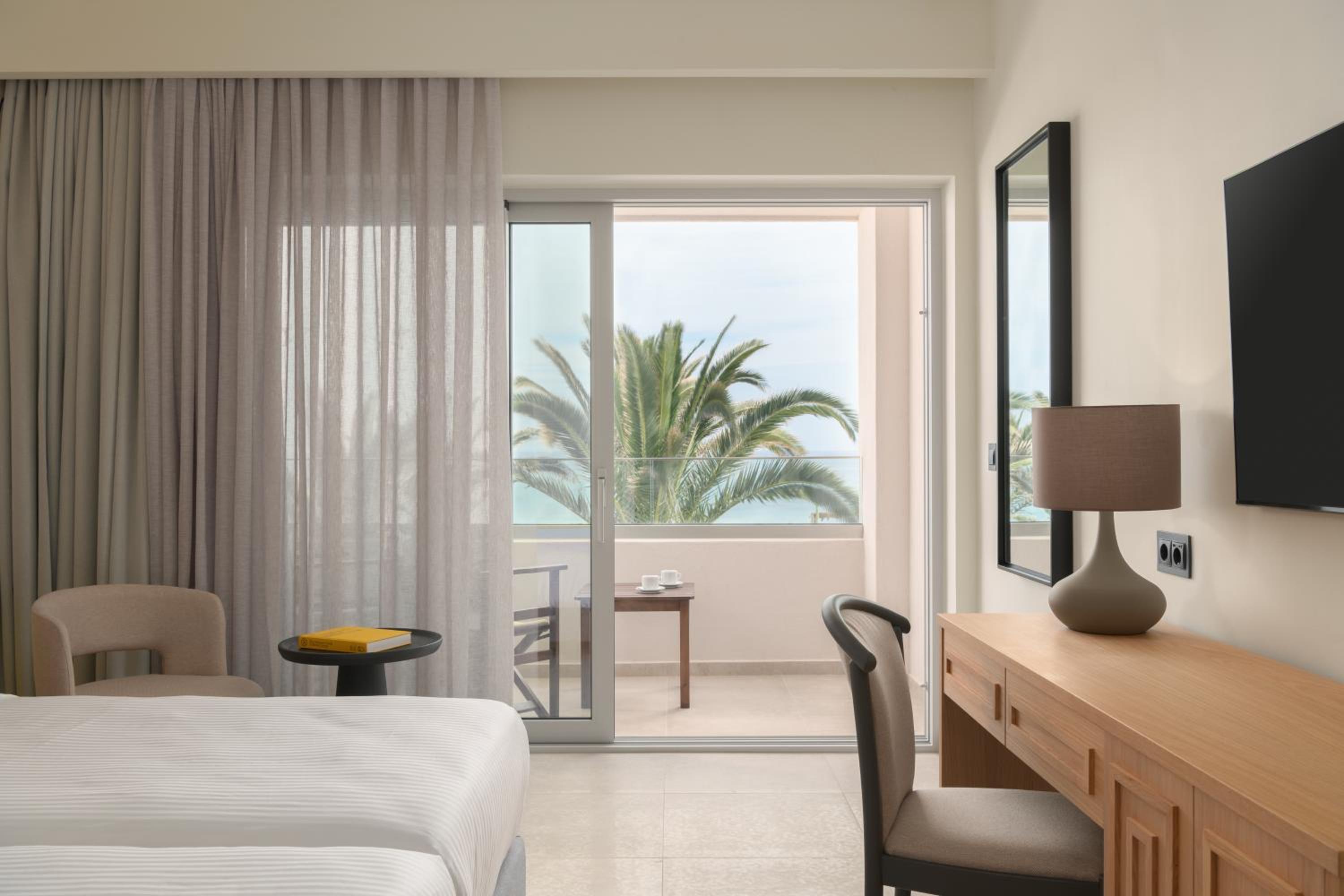 Double or Twin Room with Sea View - Photo 9
