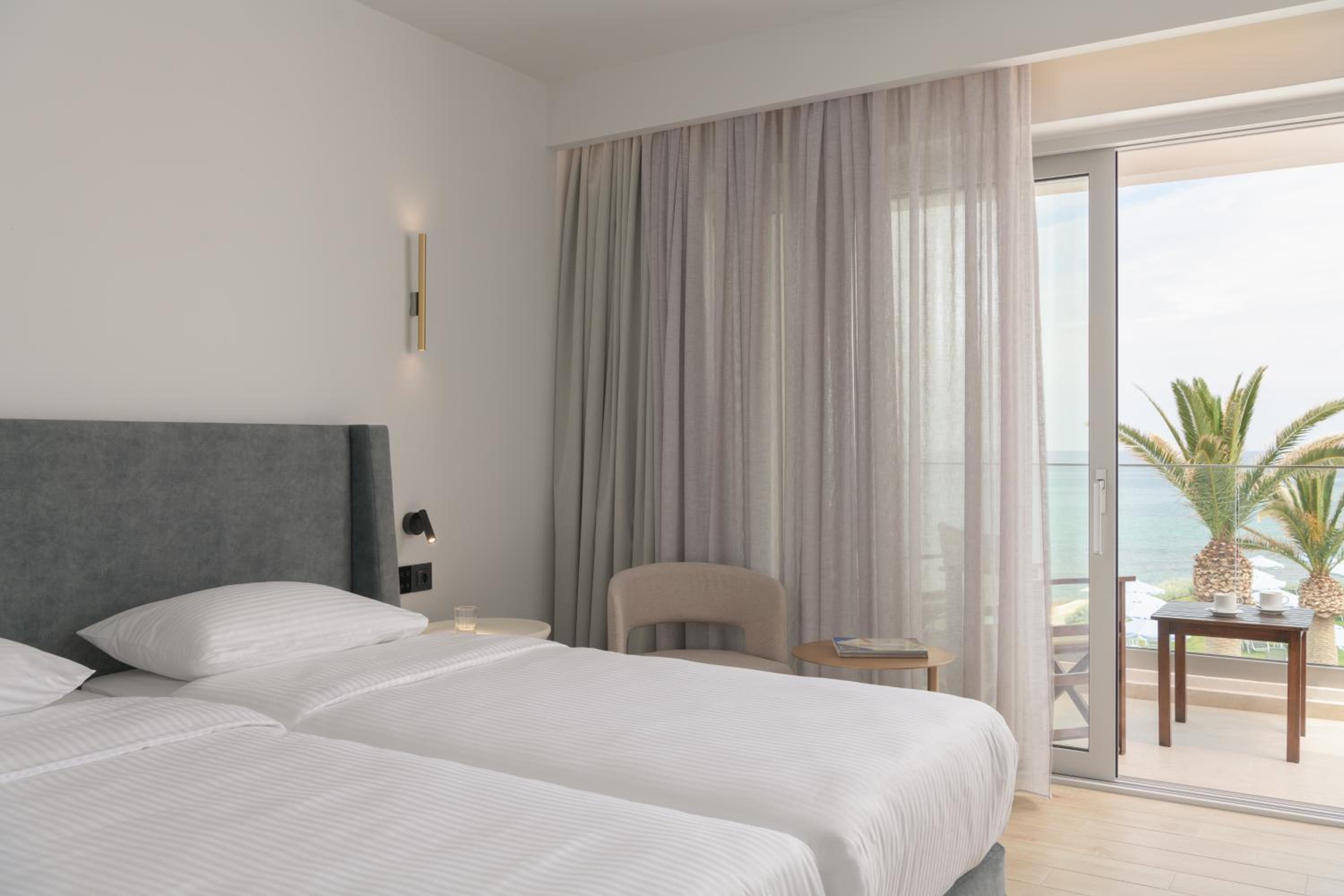 Double or Twin Room with Sea View - Photo 10