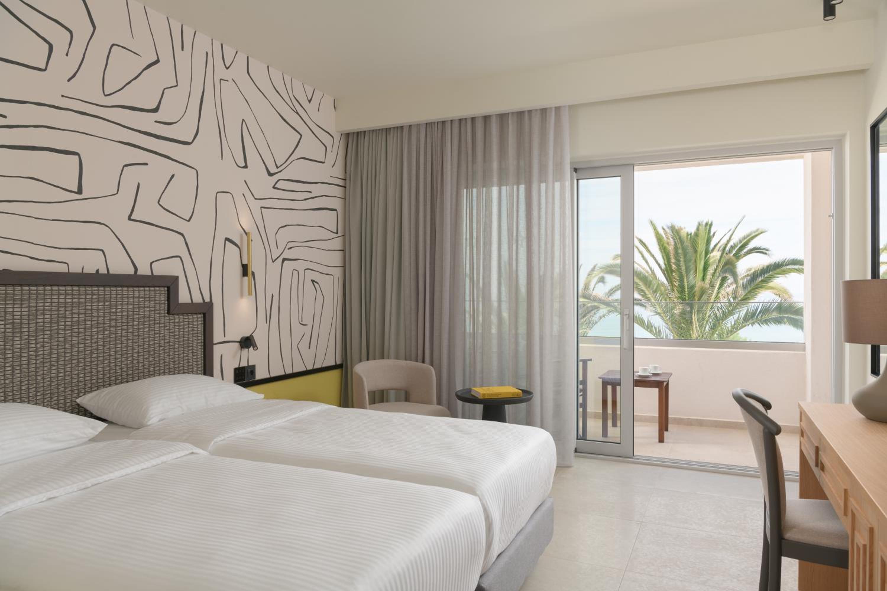 Double or Twin Room with Sea View - Photo 14