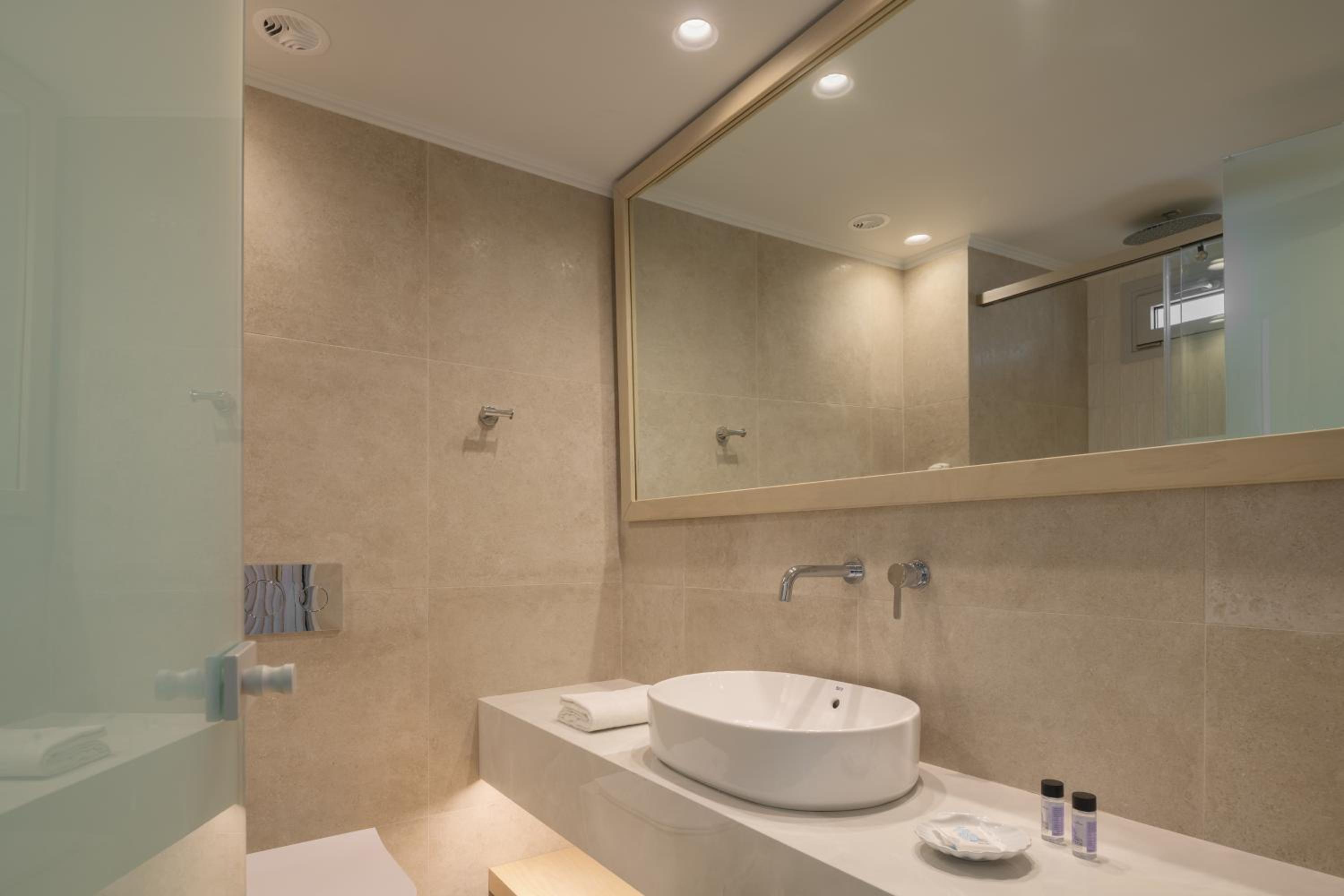 Double or Twin Room with Sea View - Photo 6