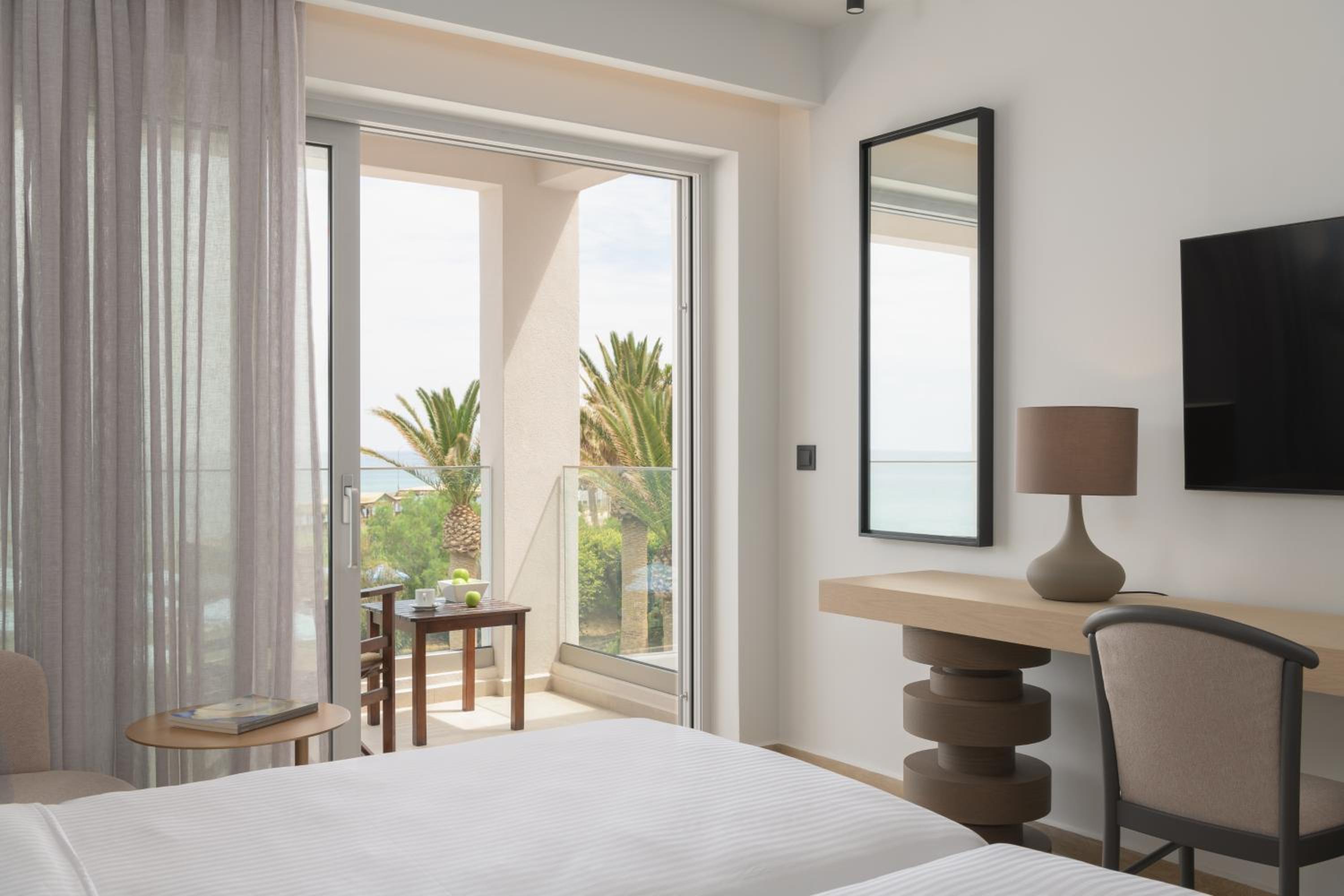 Double or Twin Room with Sea View - Photo 13