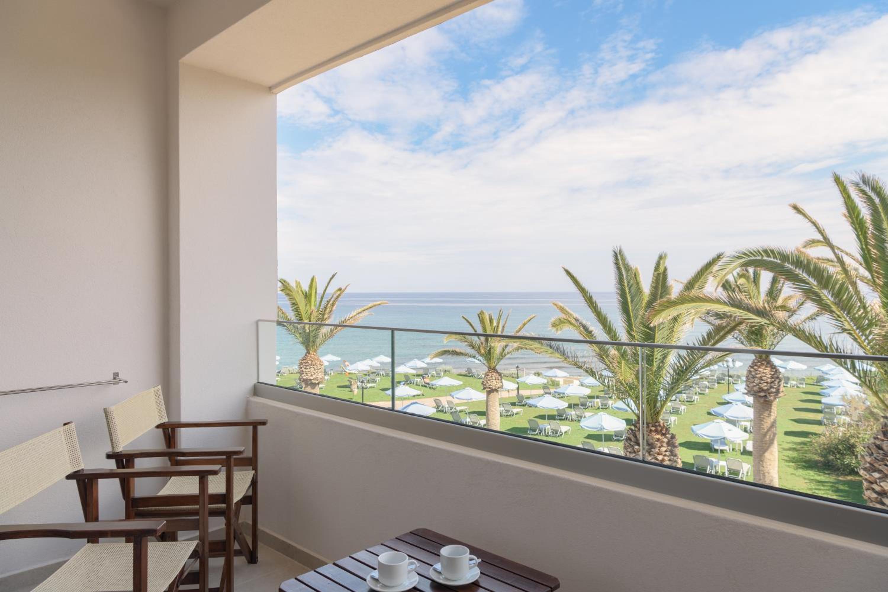 Double or Twin Room with Sea View - Photo 3