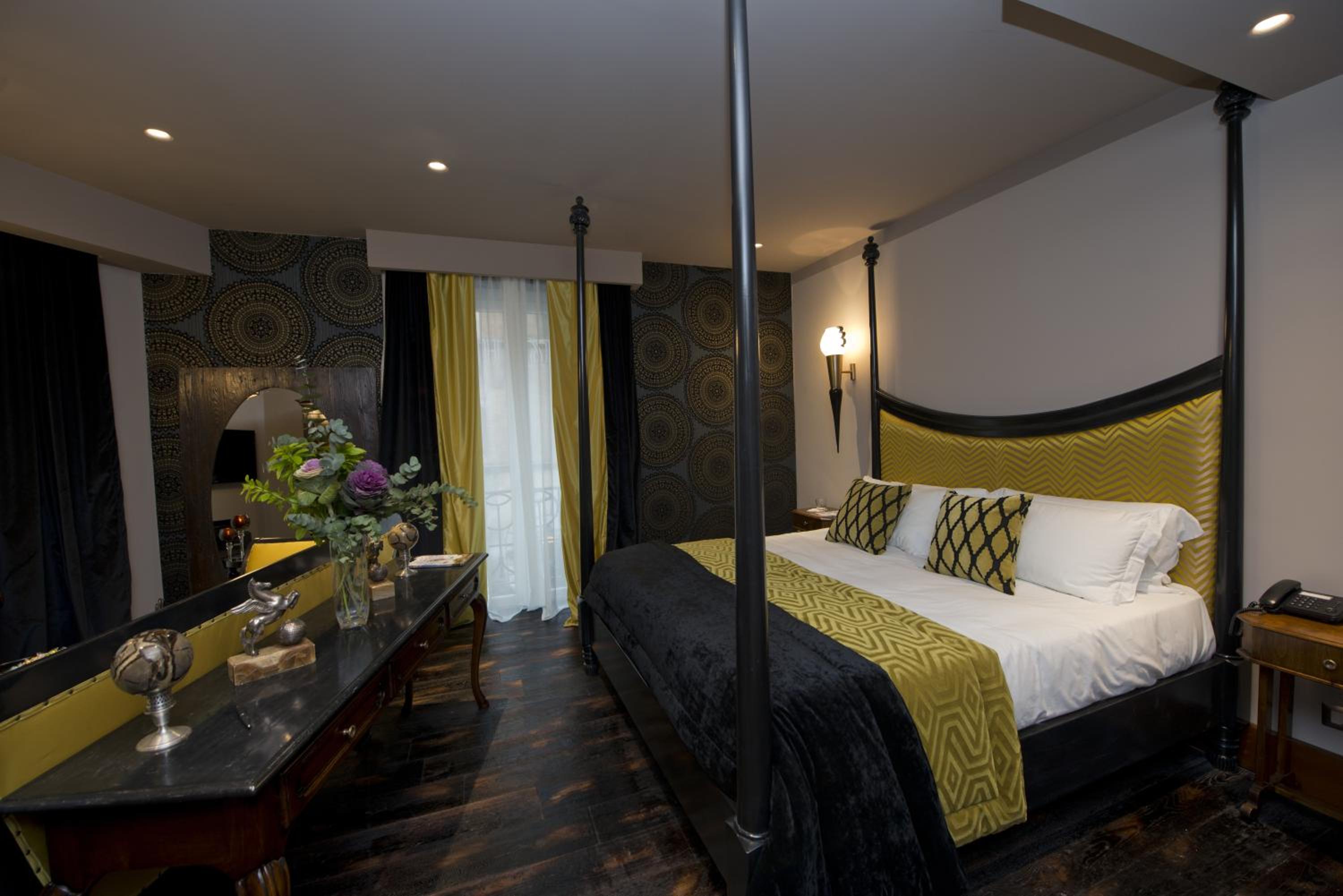 Suite with City View thumbnail 5