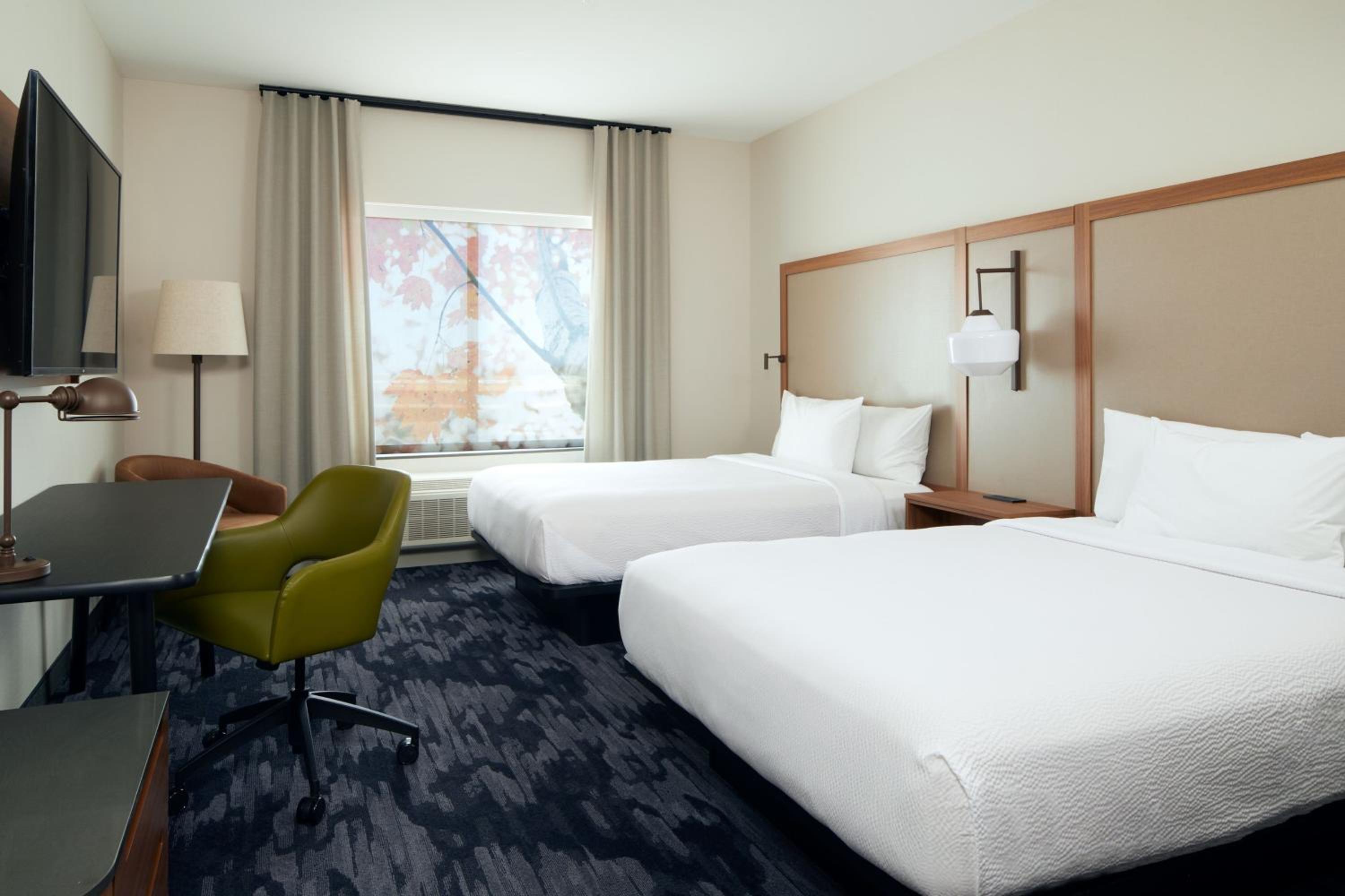 Queen Room with Two Queen Beds - Photo 2
