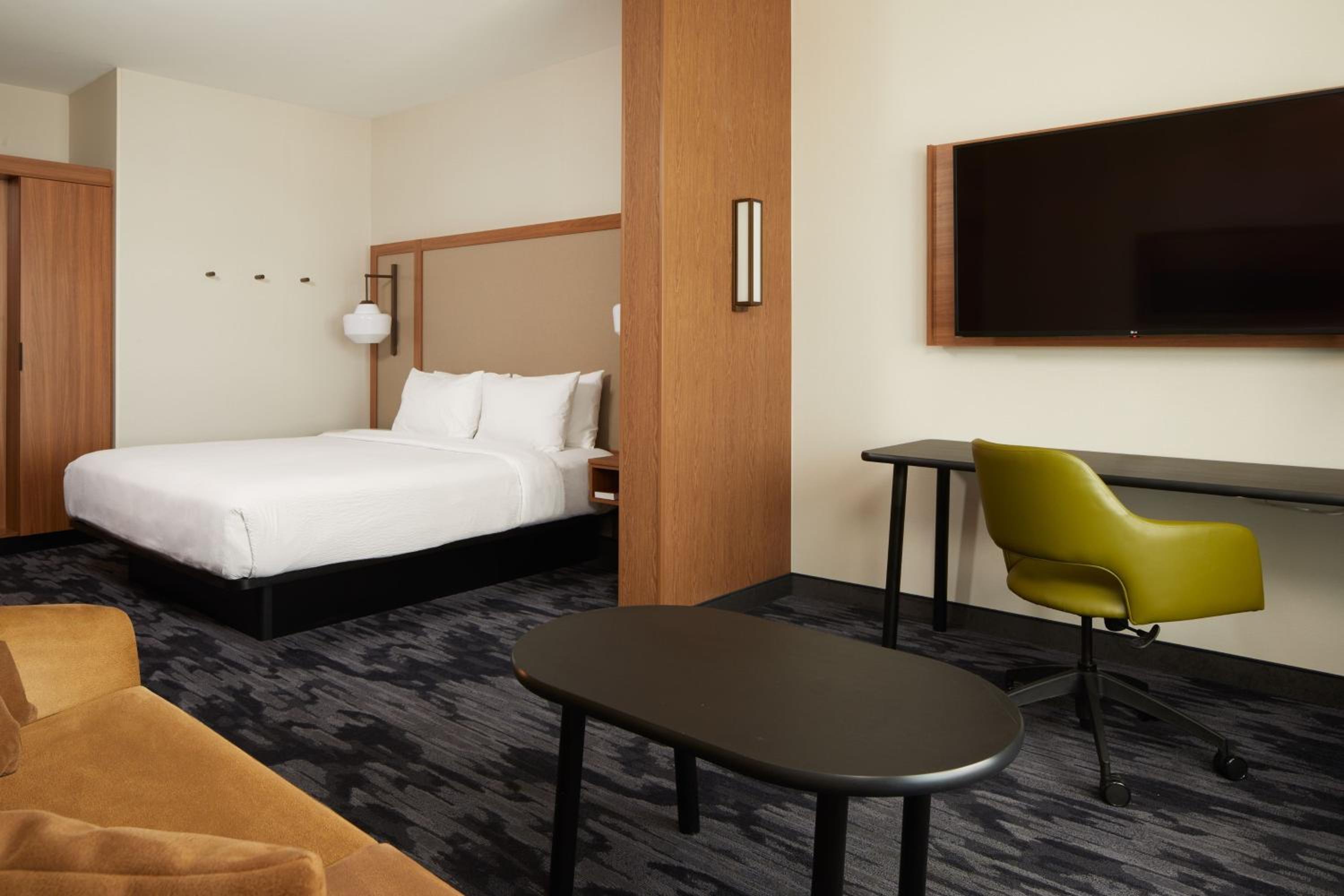 Executive King Suite with Sofa Bed - Photo 3