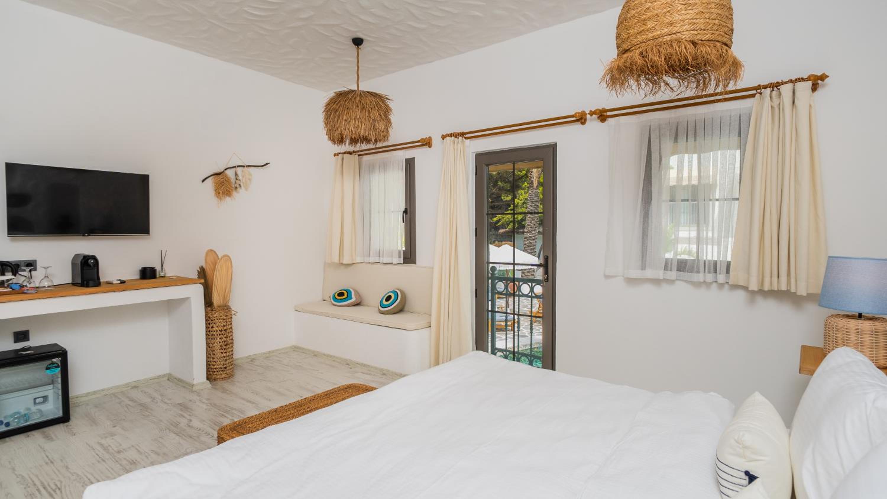 Queen Room with Pool View photo 1