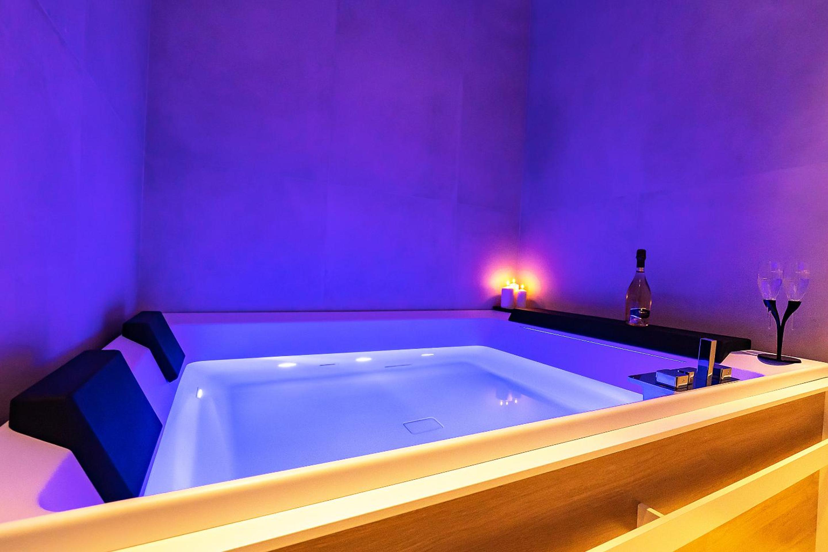 King Suite with Spa Bath - Photo 3