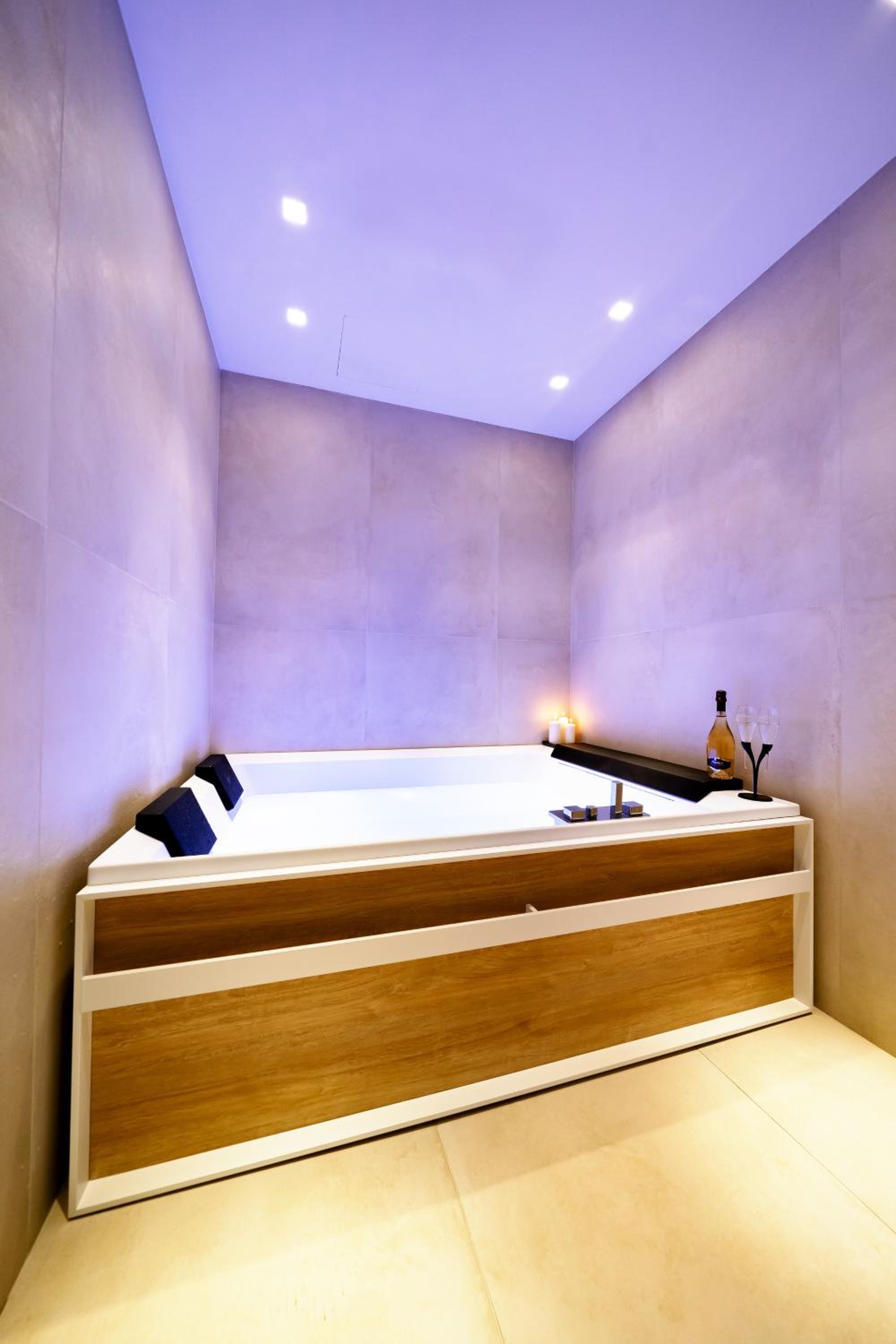 King Suite with Spa Bath - Photo 2