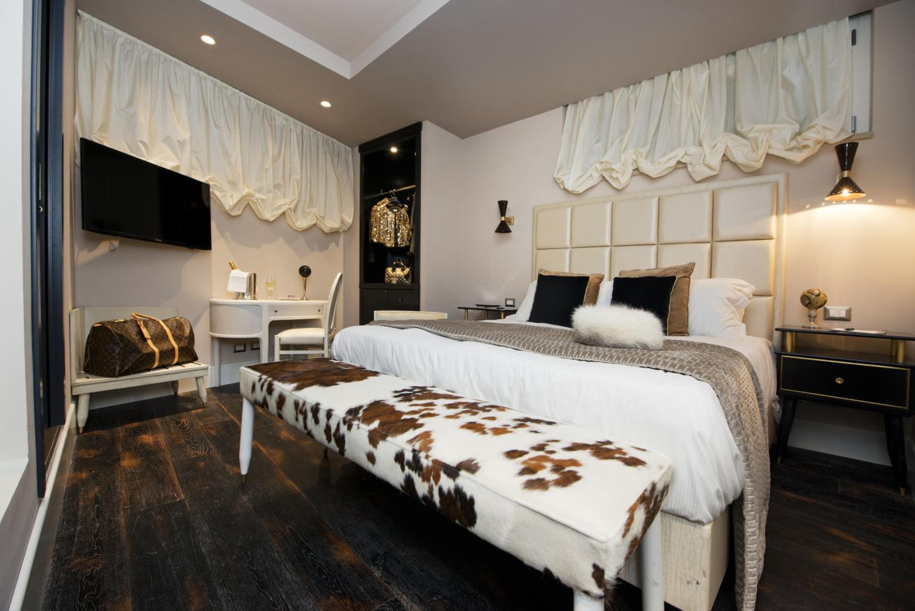 Small Double Room thumbnail 5