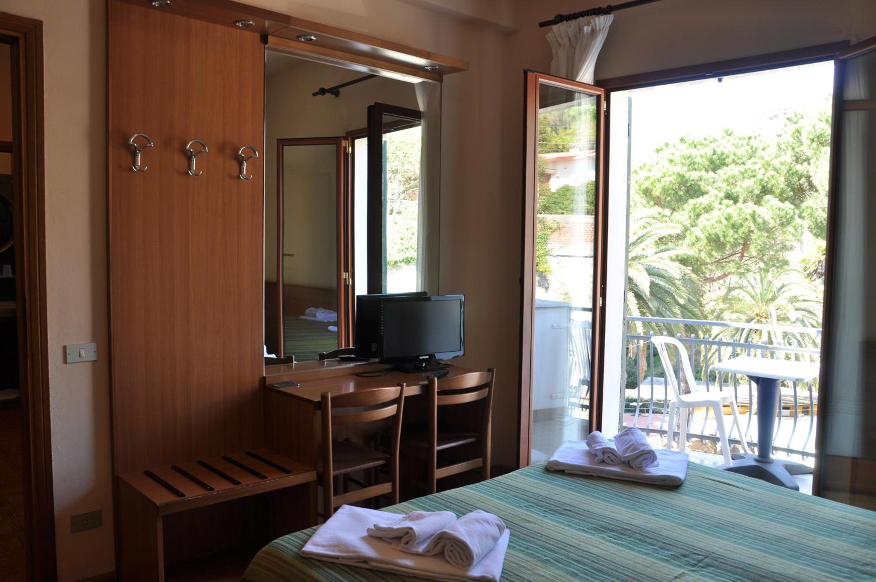 One-Bedroom Apartment (4 Adults) - Photo 1