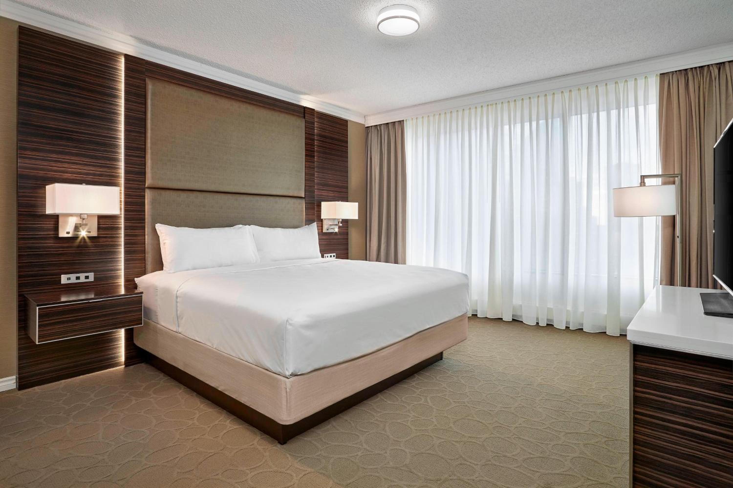 One-Bedroom Queen Suite - Photo 6