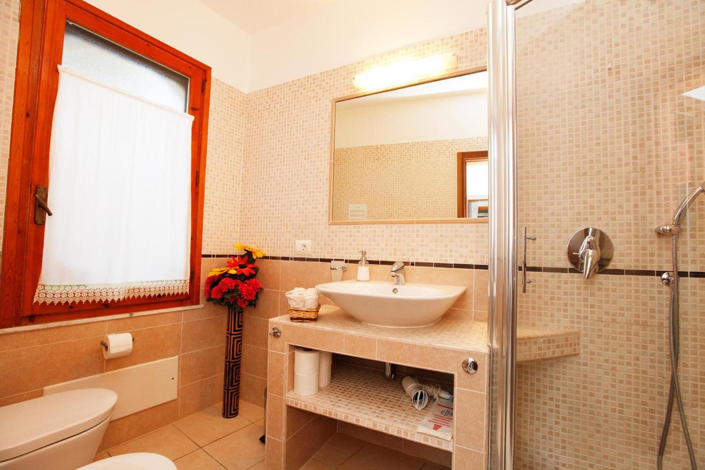Double Room with Private External Bathroom photo 2