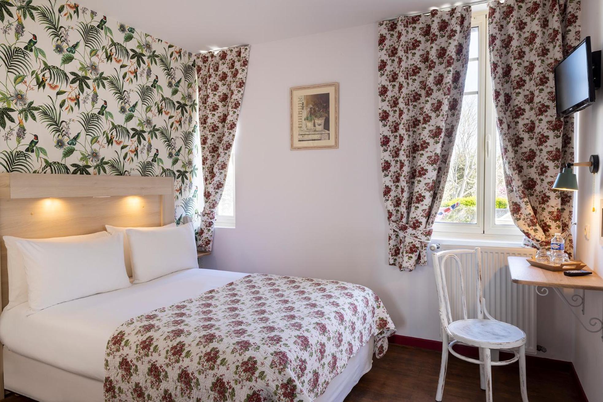 Standard Double Room - Photo 11