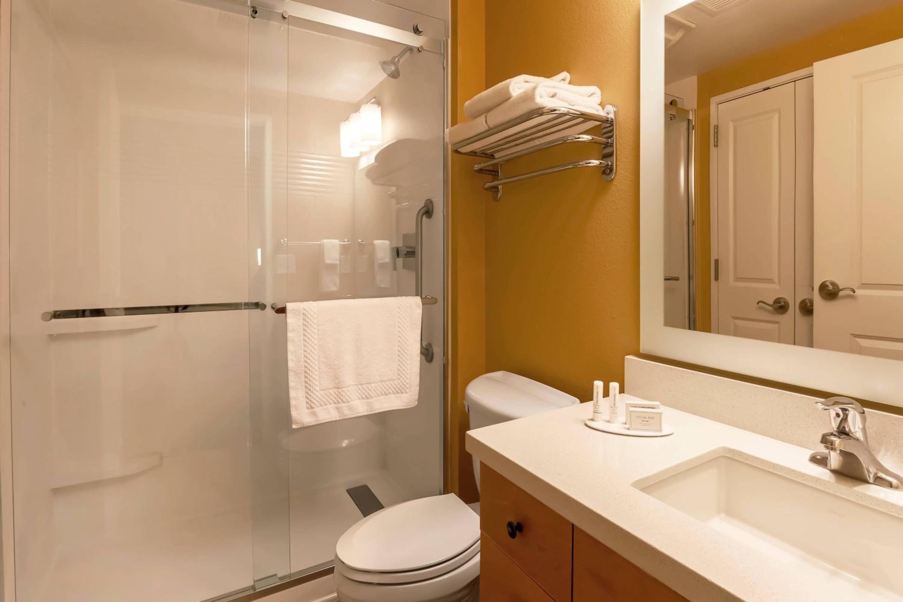 One-Bedroom Suite - Photo 3