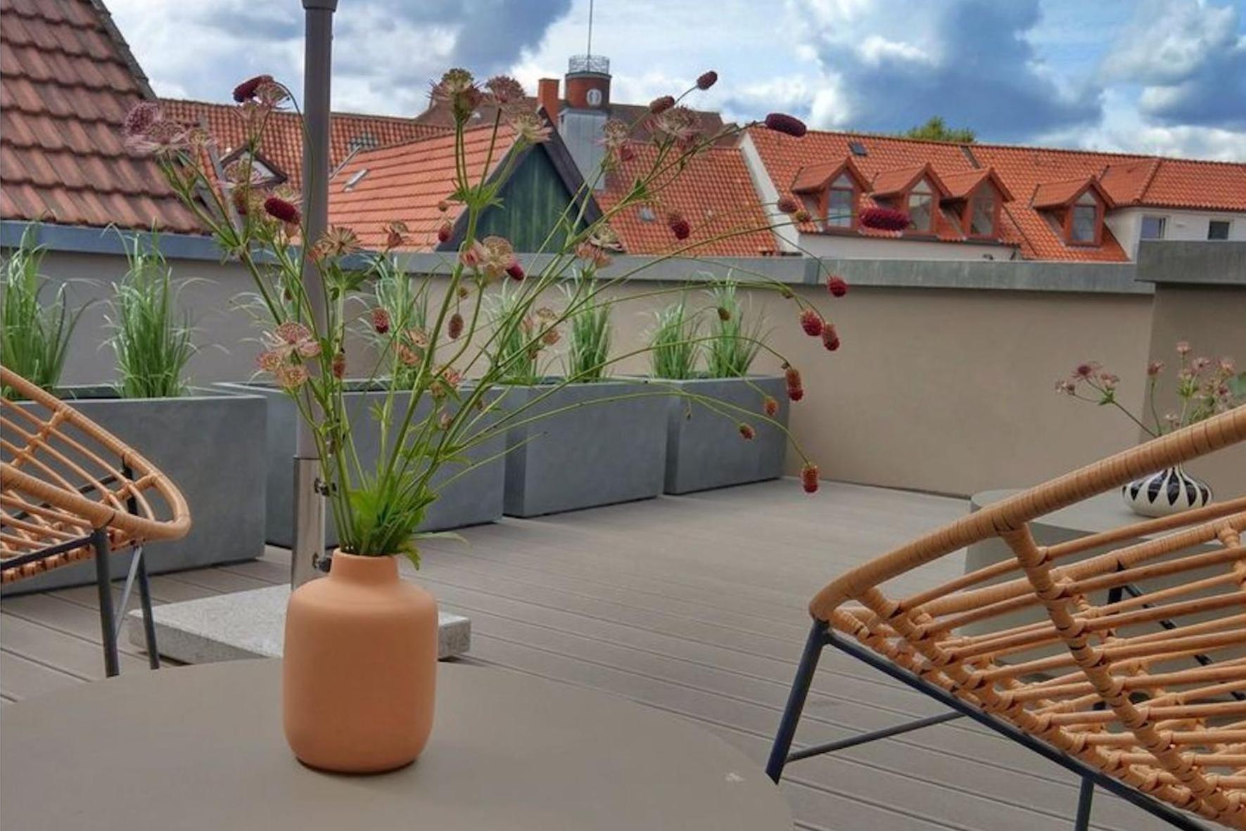 Apartment with Balcony - Photo 3