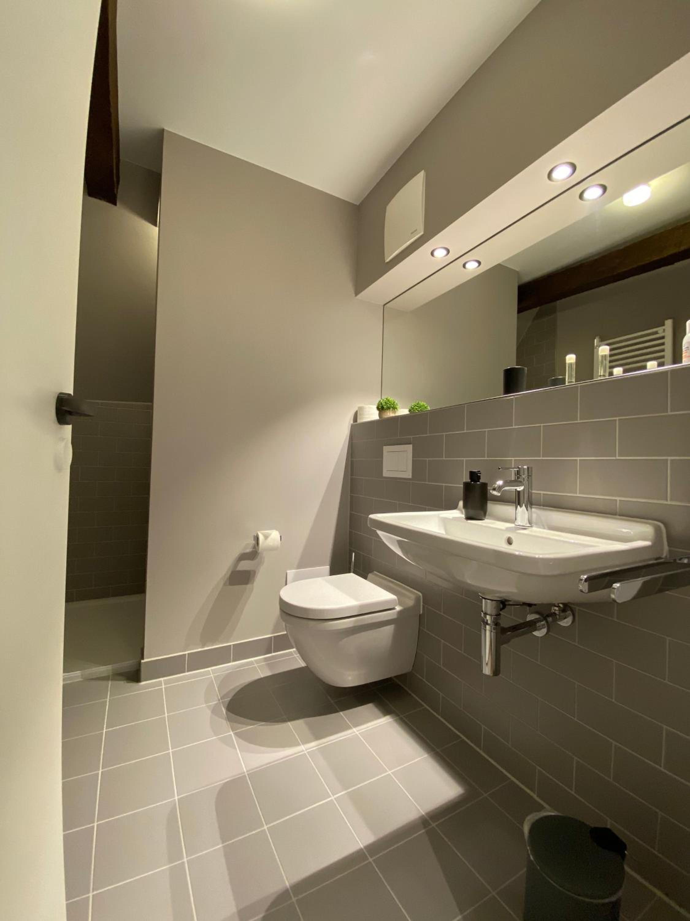Apartment with Balcony - Photo 9