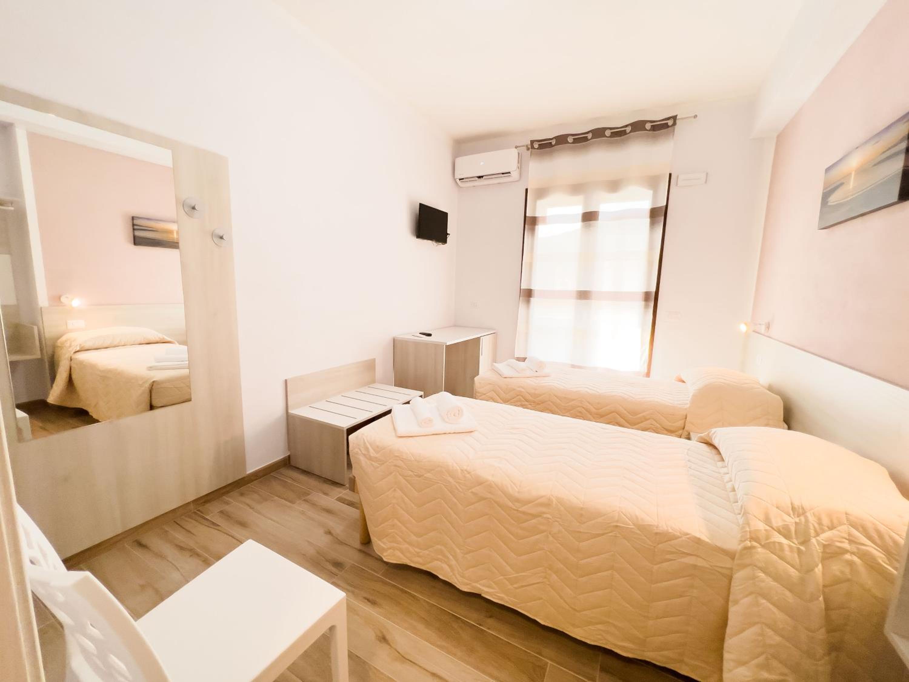 Twin Room with Private Bathroom photo 1
