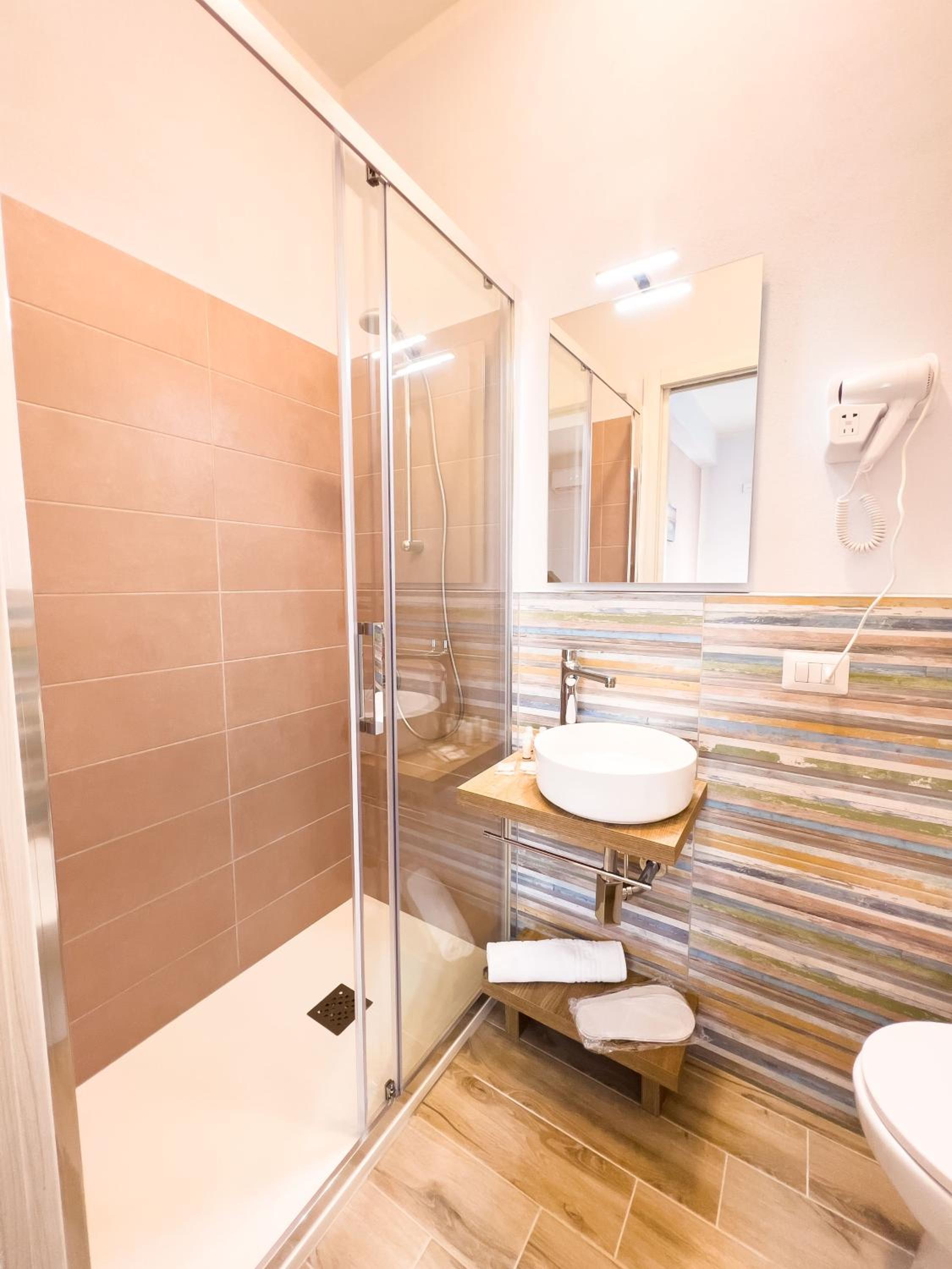 Twin Room with Private Bathroom photo 2