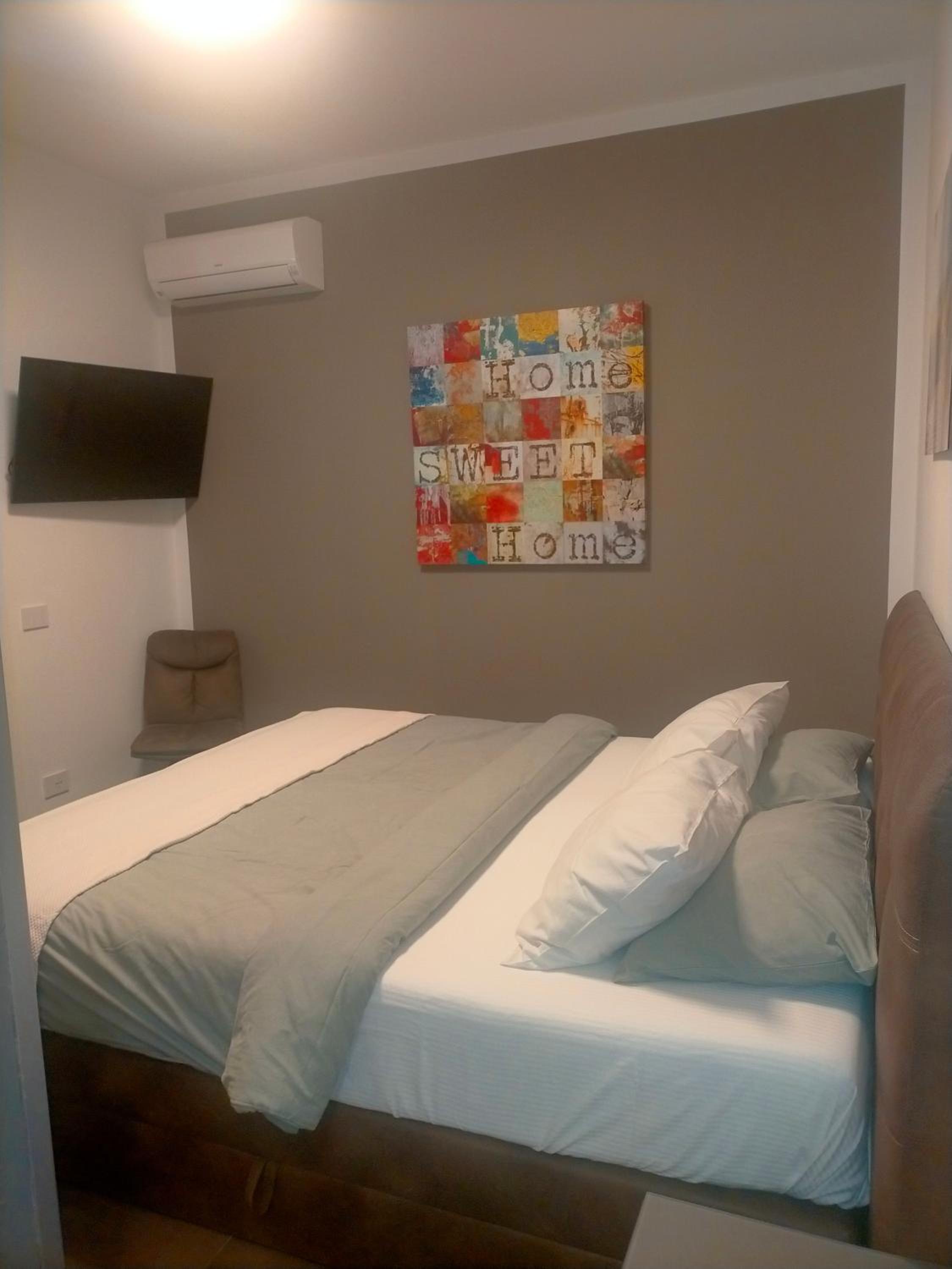 One-Bedroom Apartment photo 1