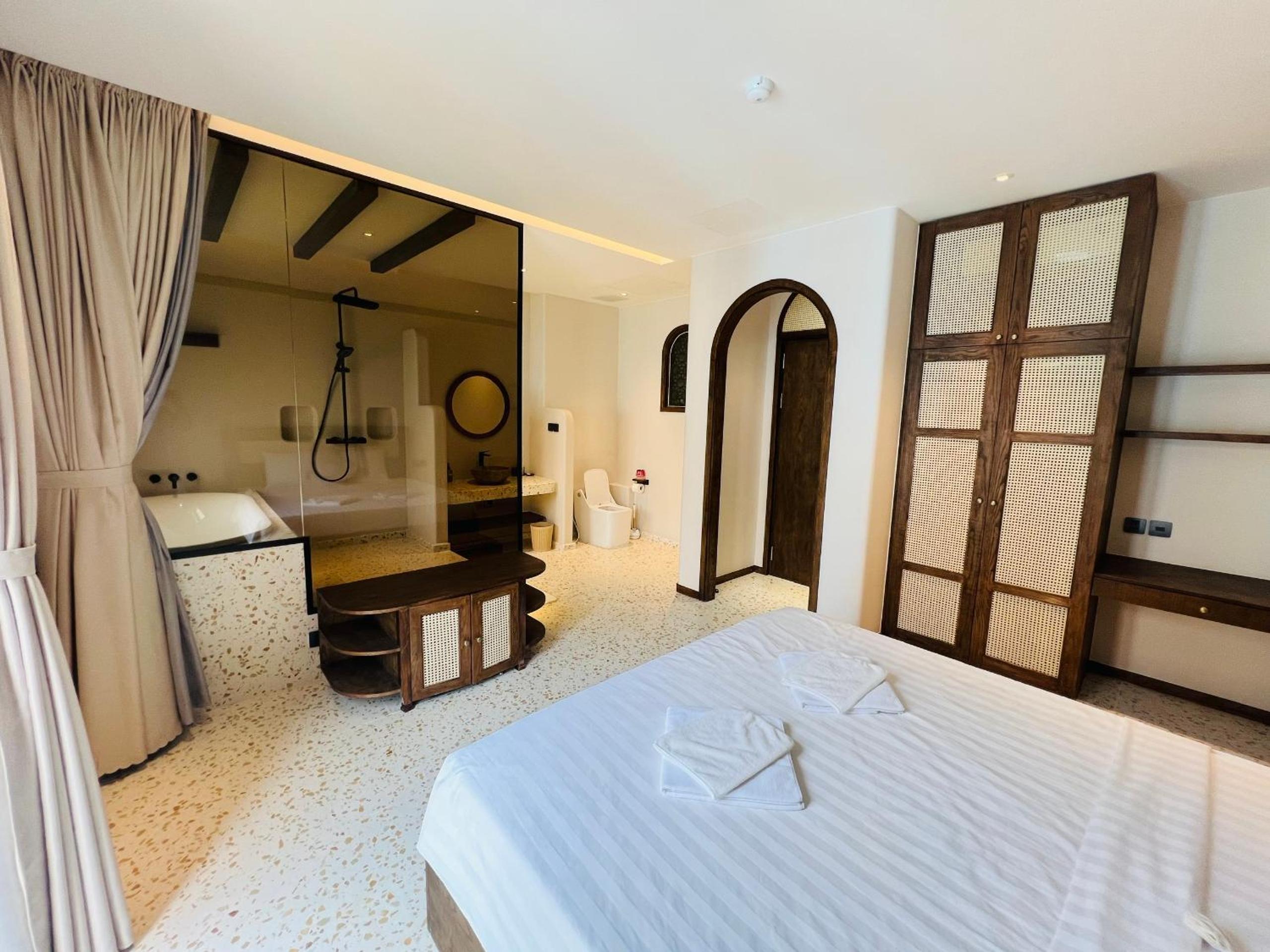 Queen Room with Spa Bath
