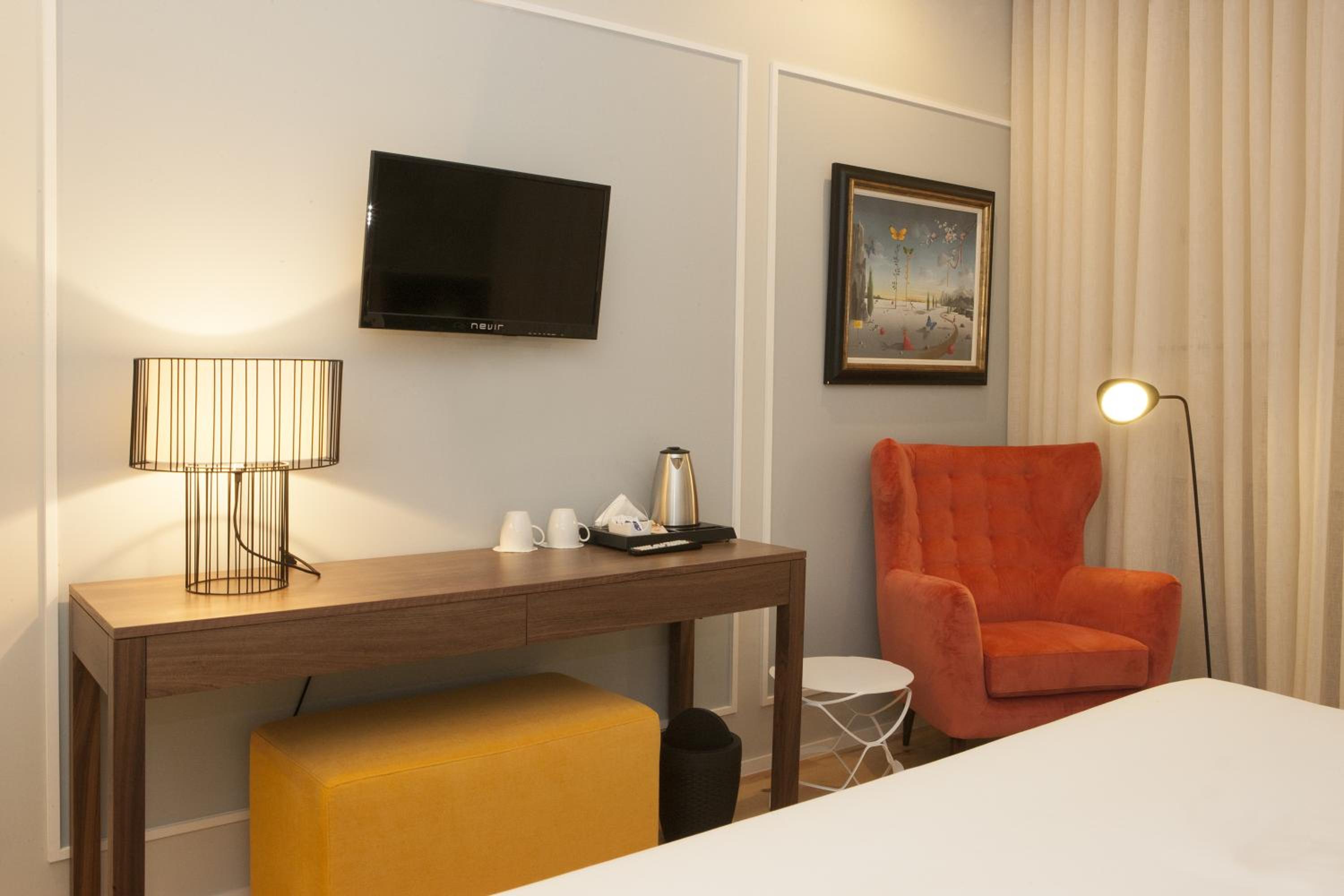 Double or Twin Room with City View - Photo 4
